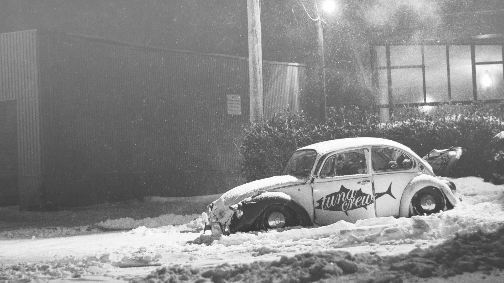 Автомобиль Volkswagen Beetle покрыт снегом