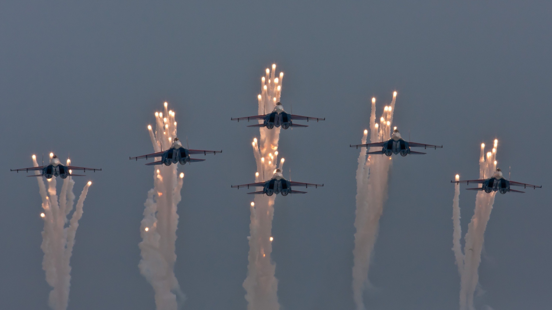 Отряд истребителей выбросил тепловые ловушки