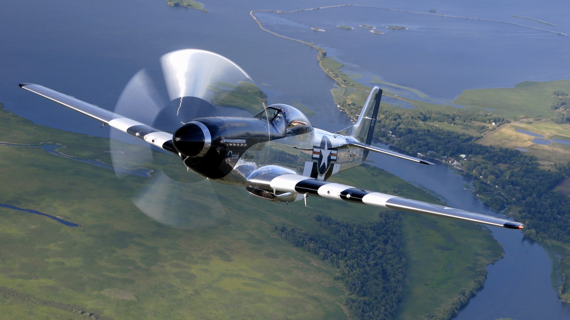 Американский самолет мустанг