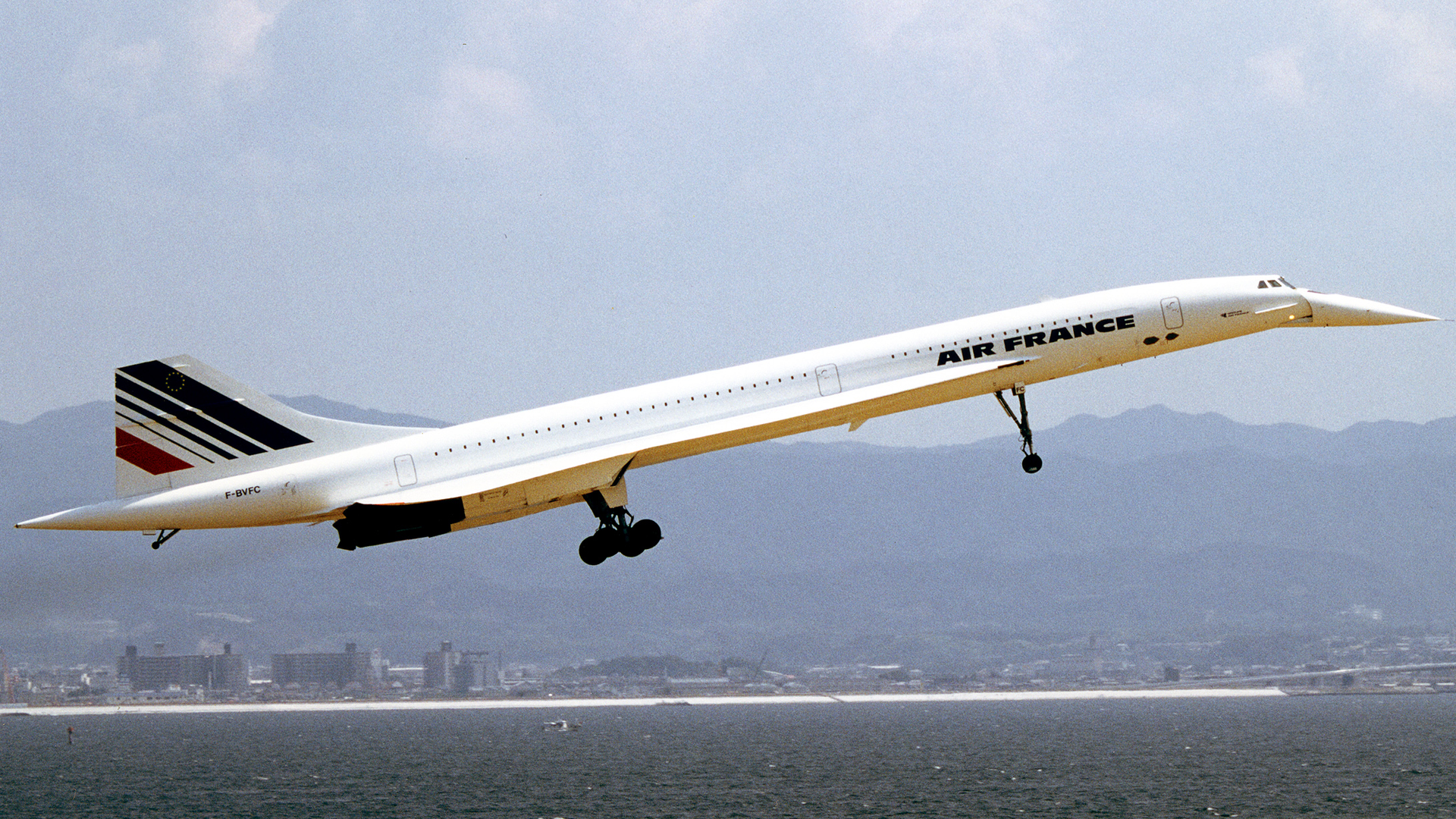 Конкорд над водой залива