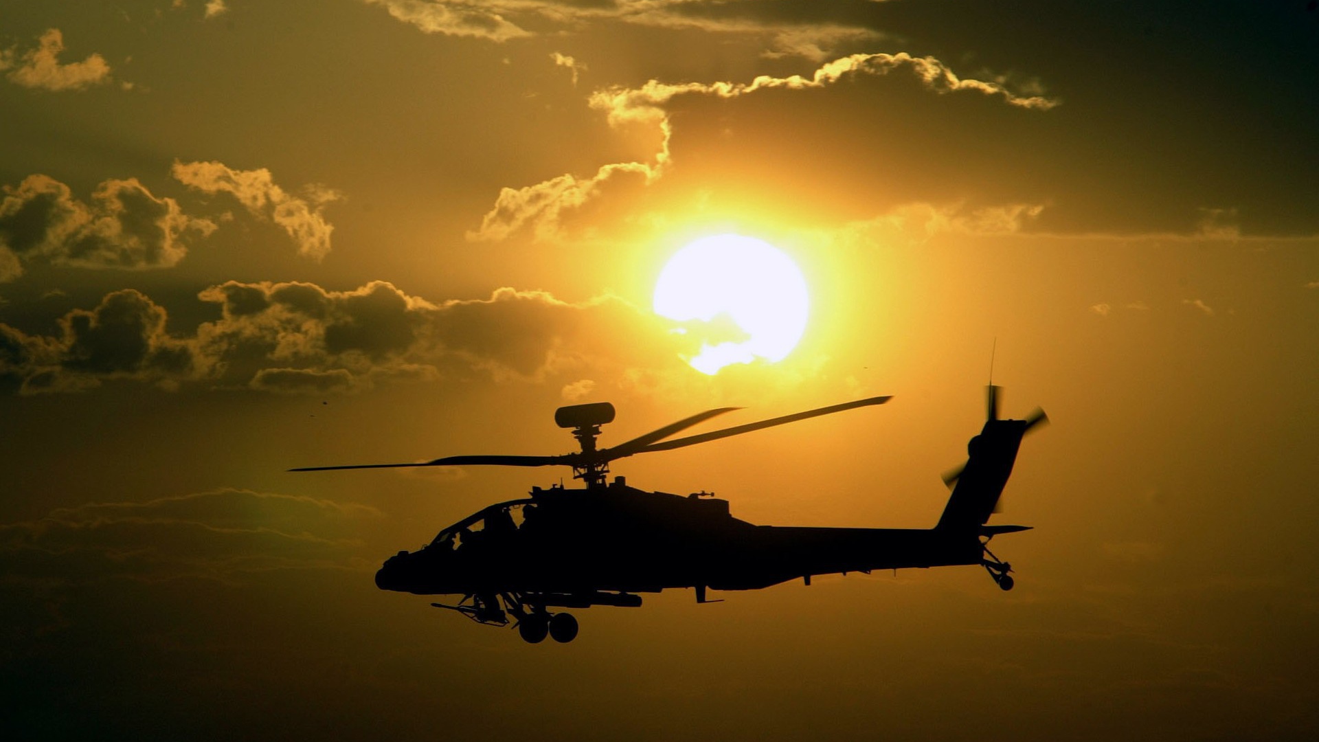 Вертолет AH-64 Apache на фоне солнца