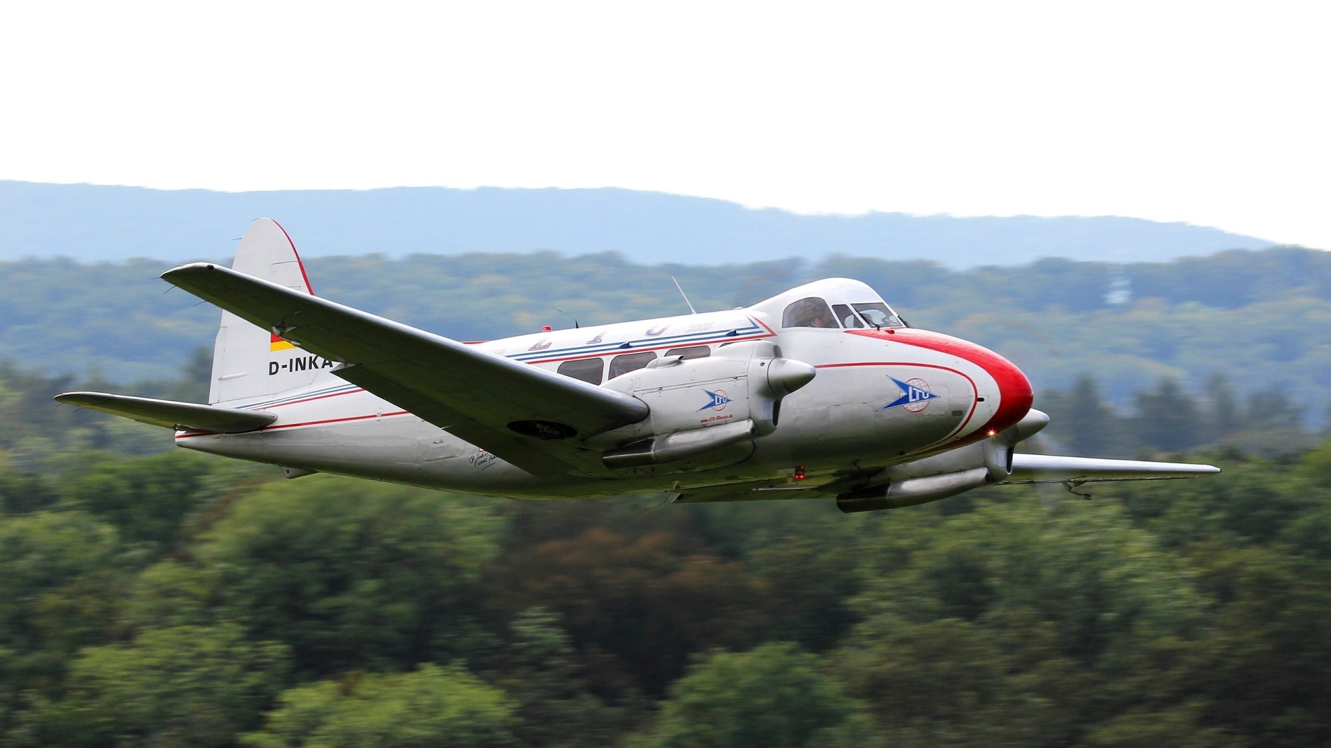 Легкий самолет над джунглями