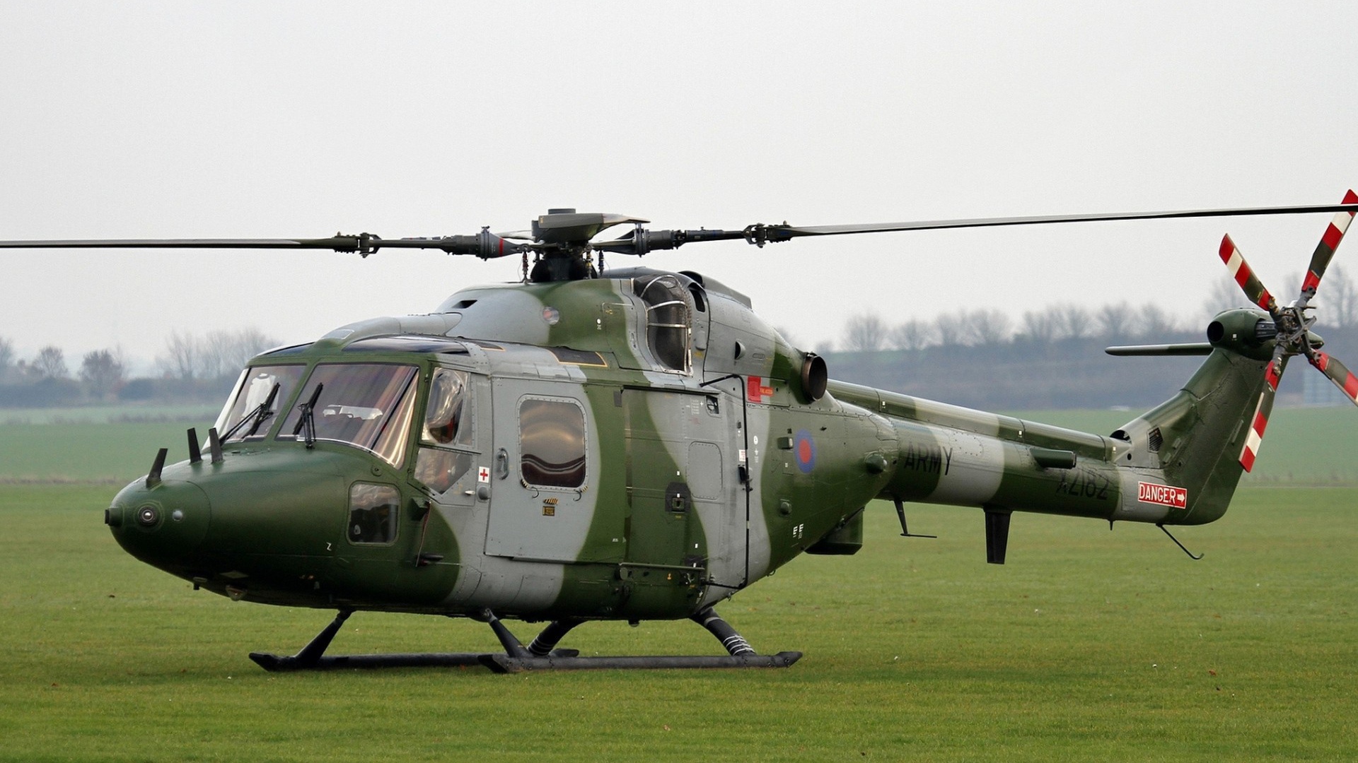 Медицинский вертолет в камуфляжной раскраске