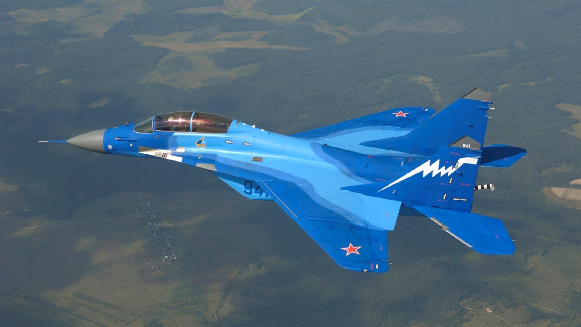 Истребитель МиГ-29К голубого цвета