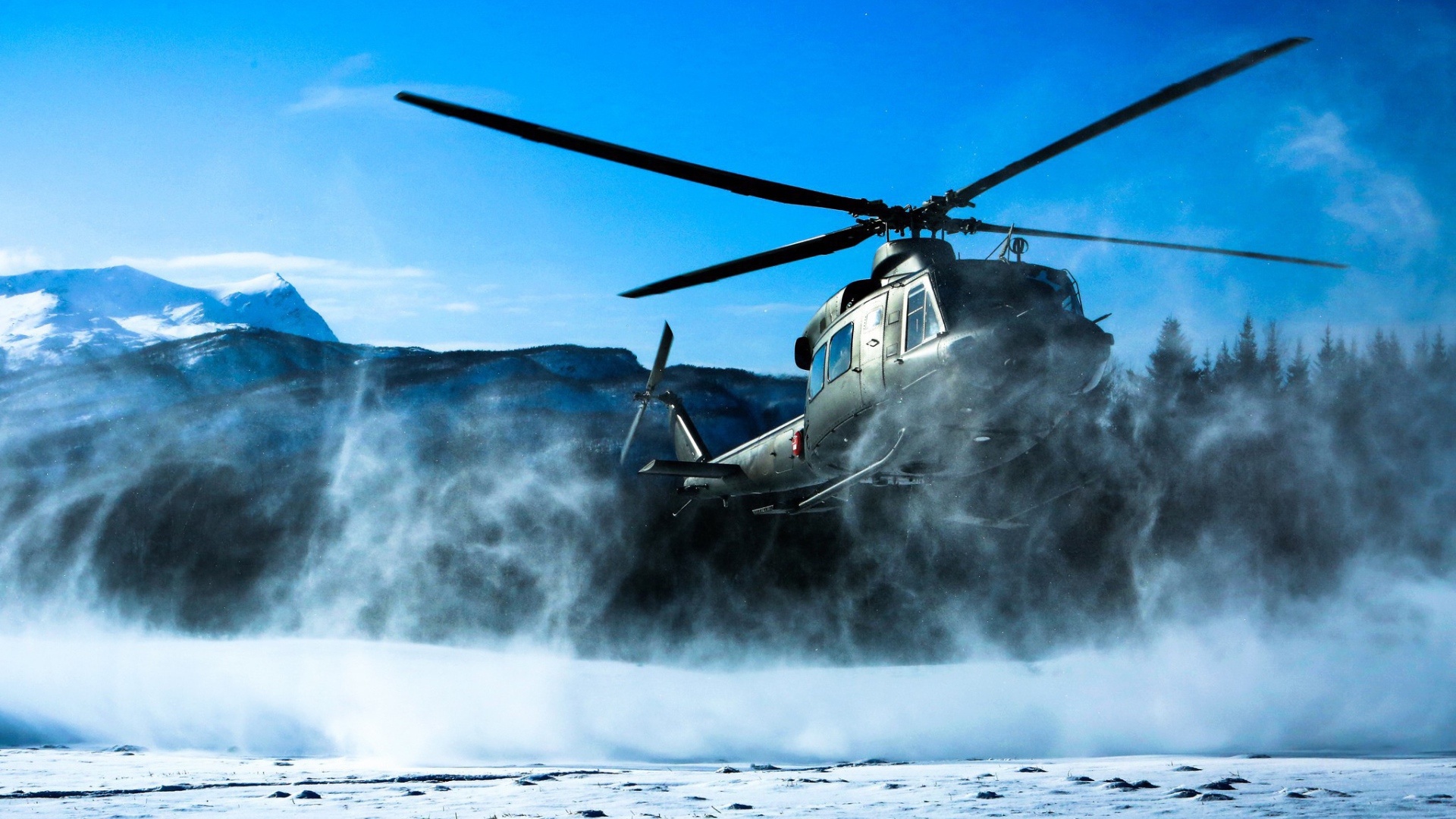 Военный вертолет садится на снег в Норвегии