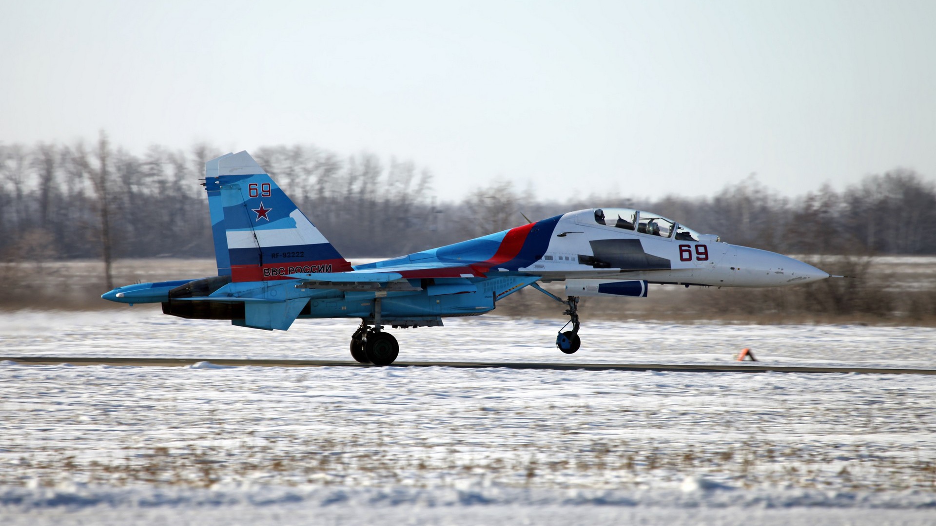 Российский самолет СУ-27 на зимнем аэродроме