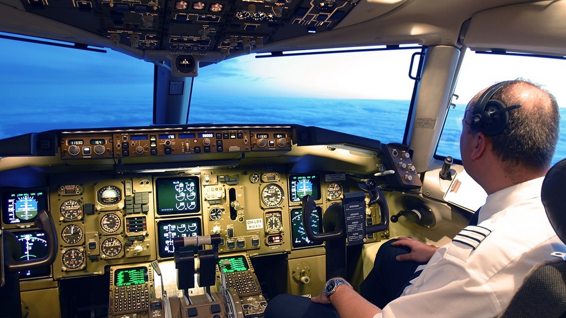 Пилот самолета над облаками