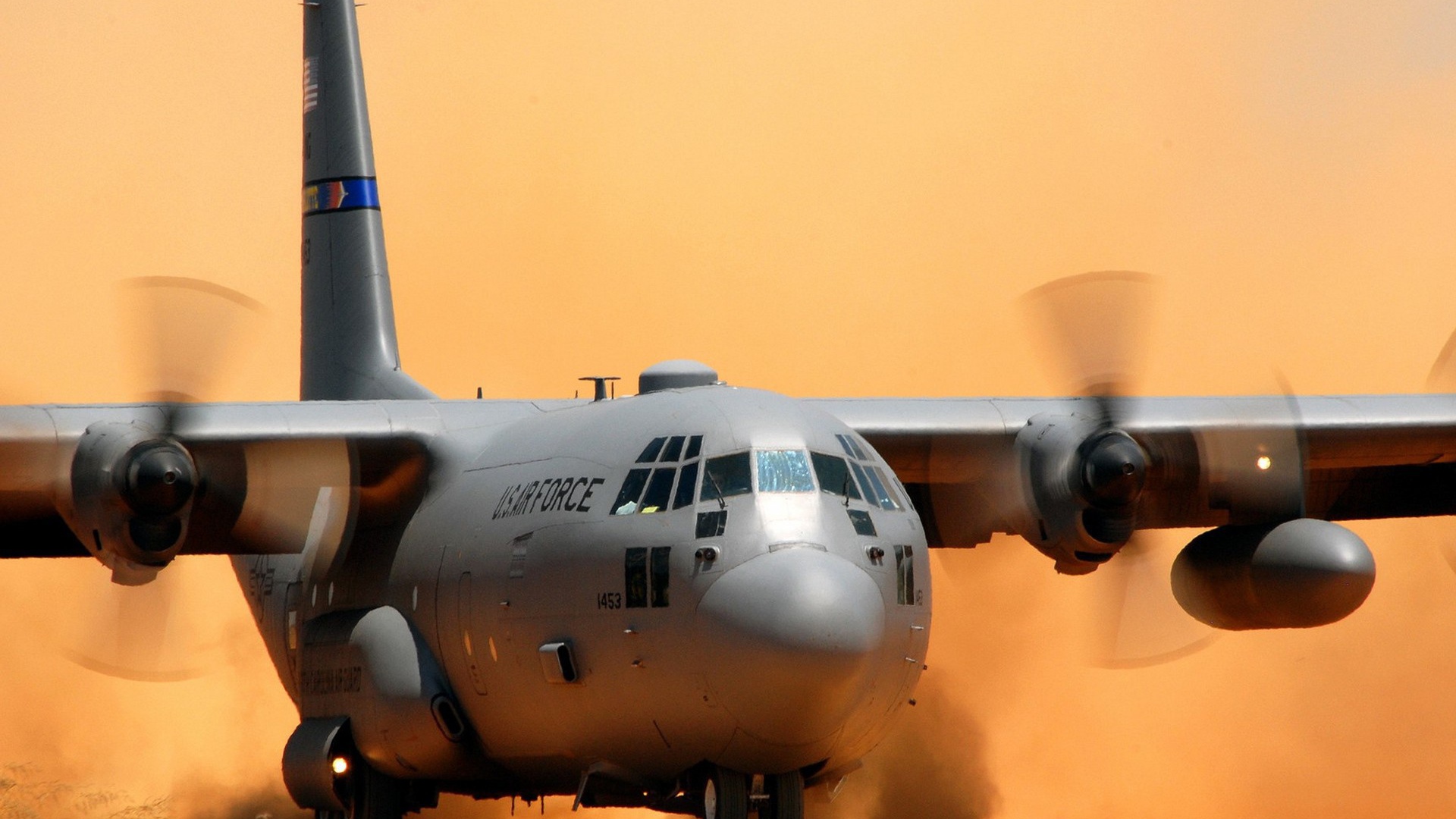 Транспортный самолет AC-130 садится на песок