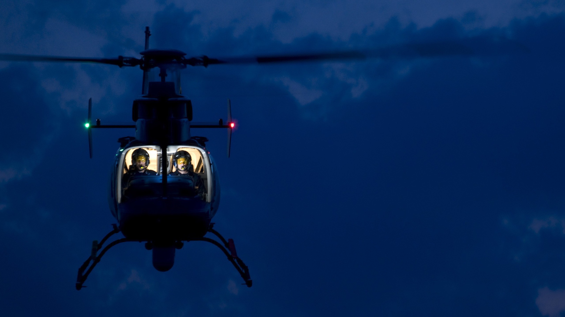 Двое в вертолете на фоне синего неба