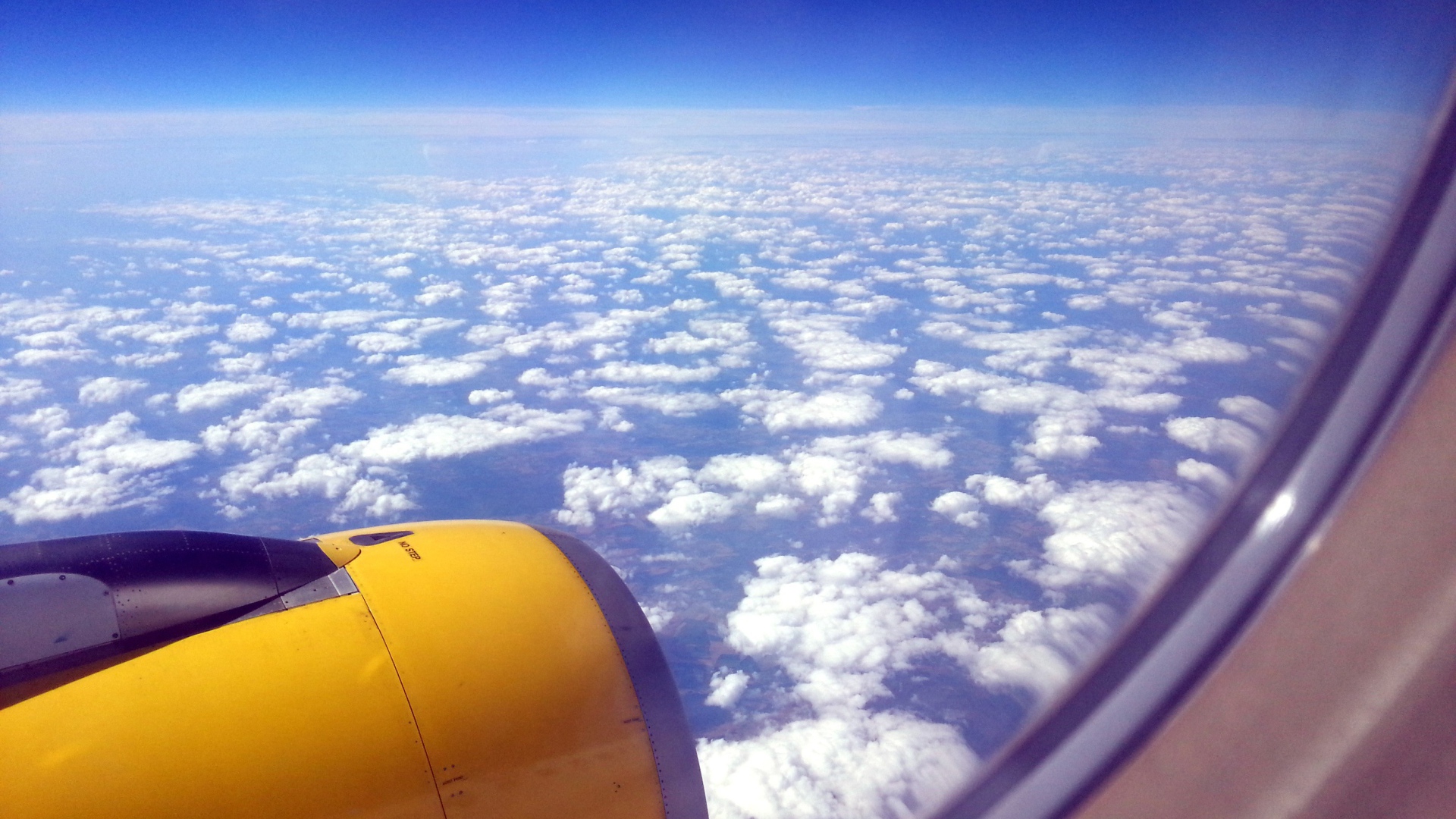Вид из окна желтого самолета