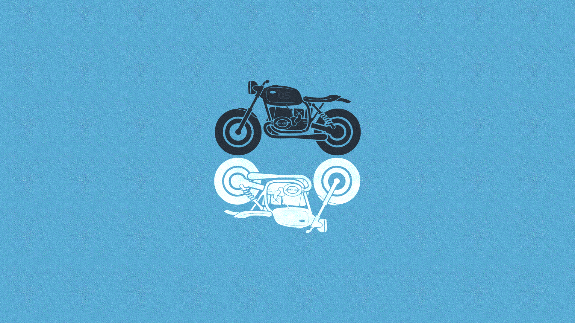 Черный и белый мотоциклы, голубой фон