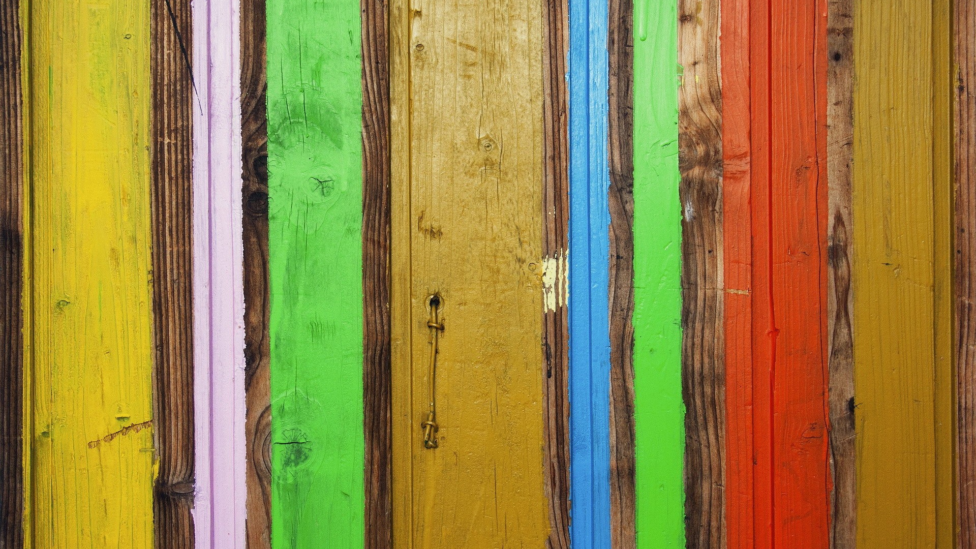 Доски окрашены в разные цвета