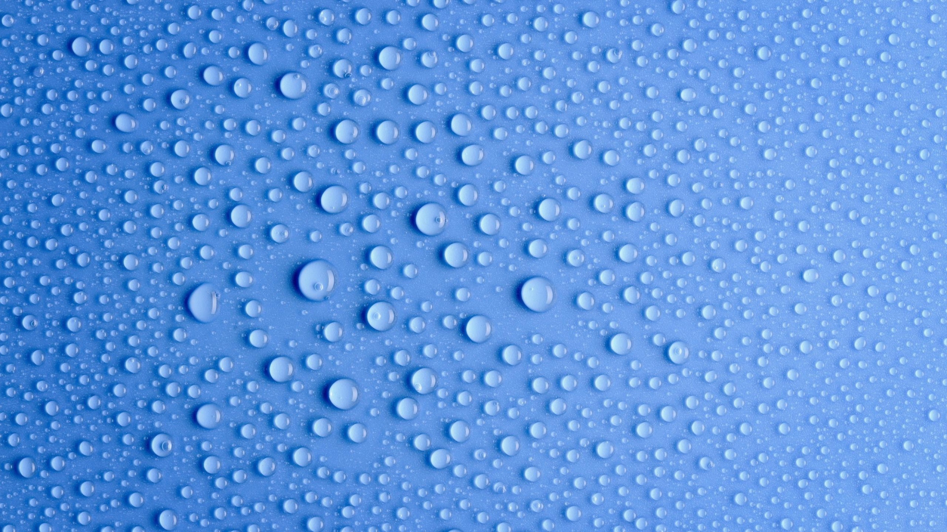 Конденсат на голубом фоне