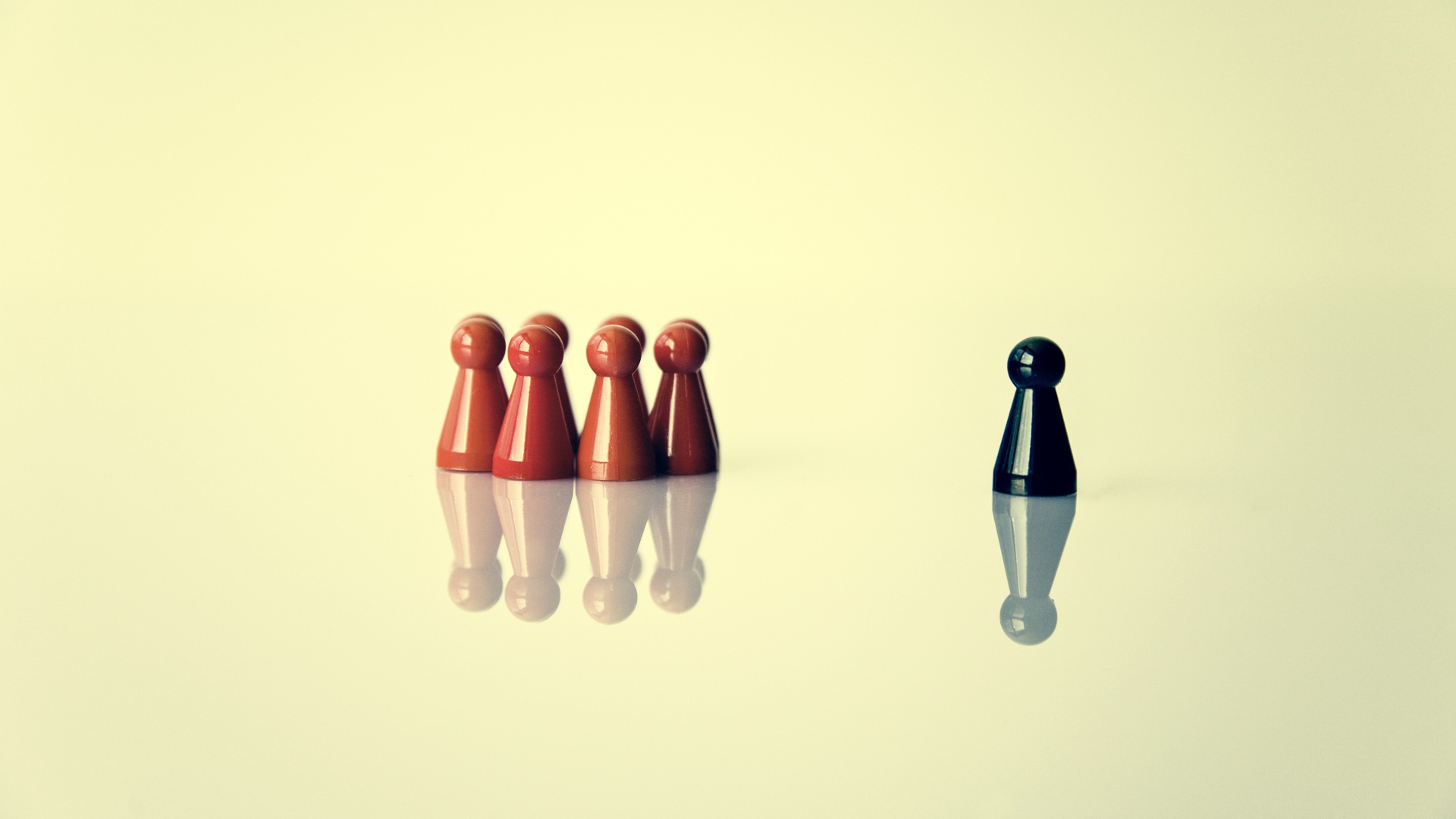 Разные пешки, светлый фон