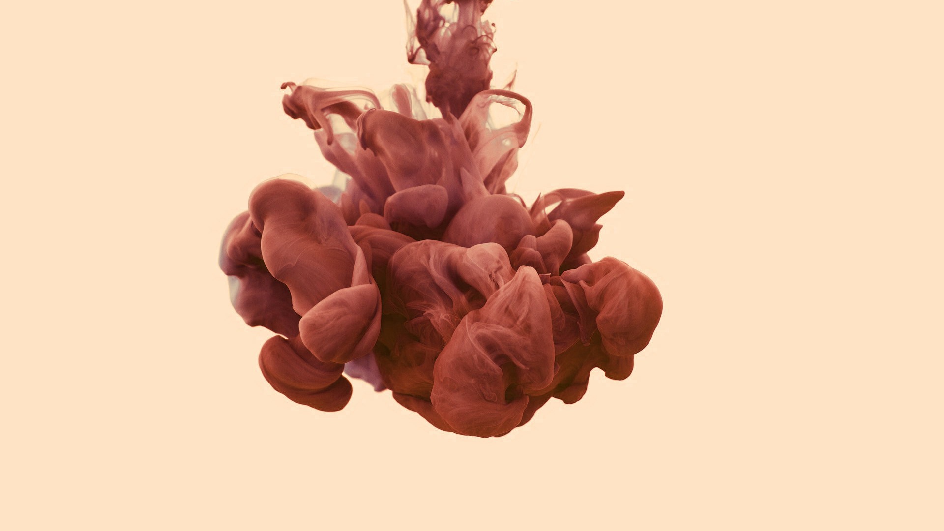 Красный дым на светлом фоне