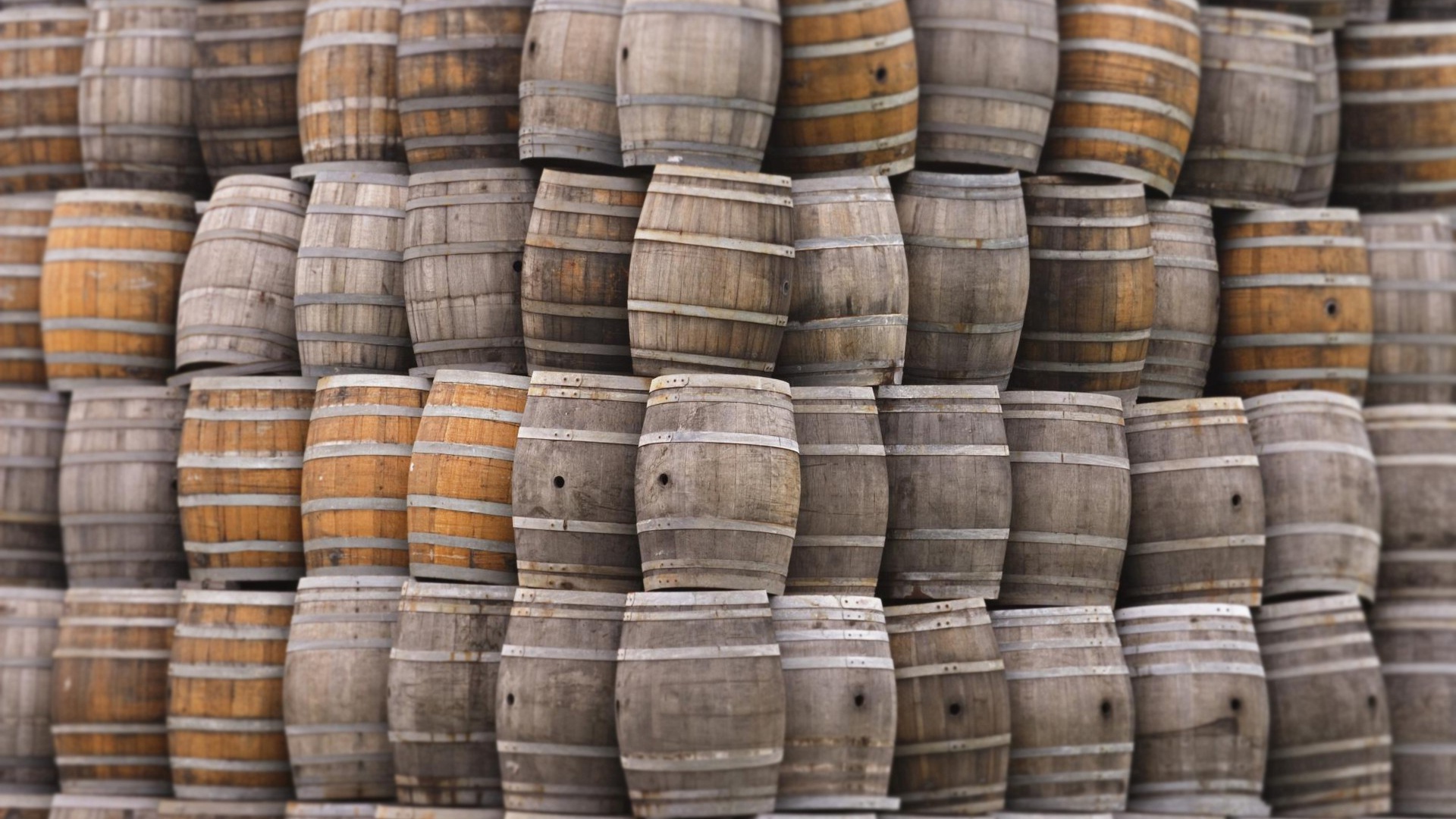 Стопки бочек друг на друге