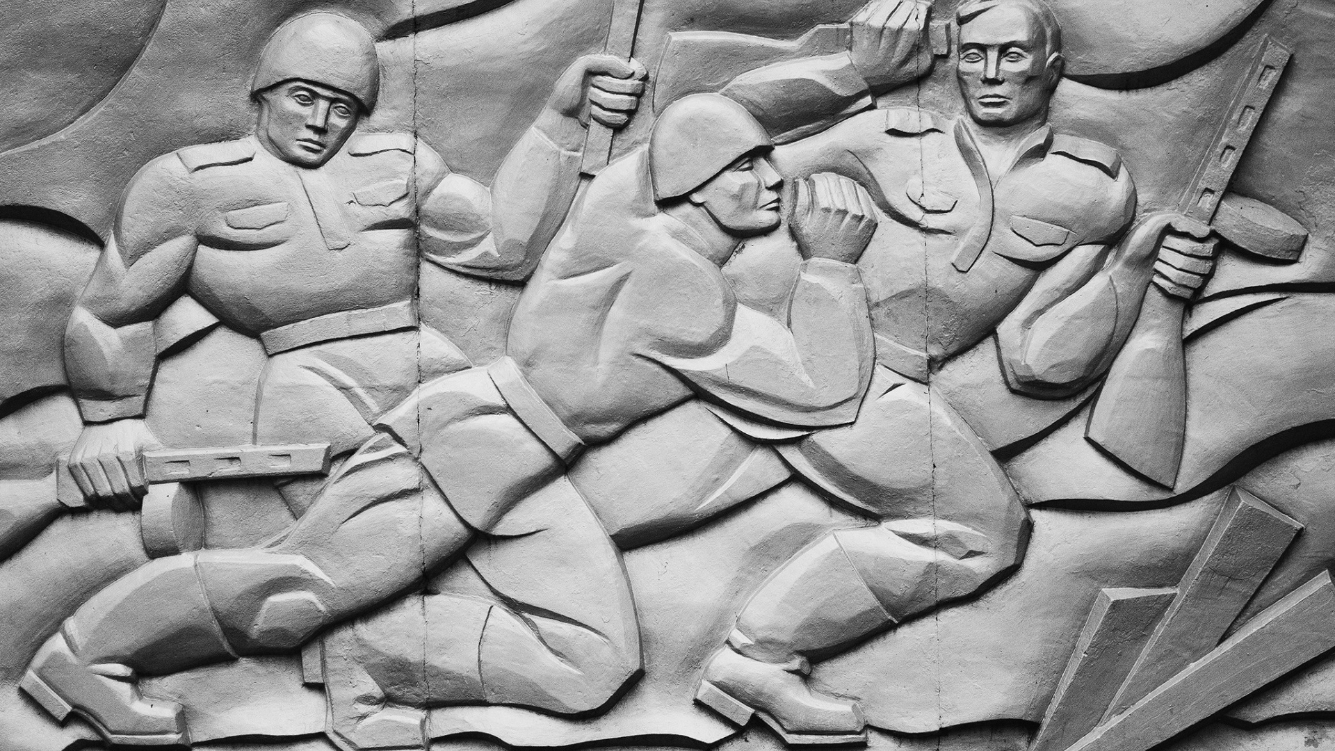 Барельеф с солдатами Второй мировой войны