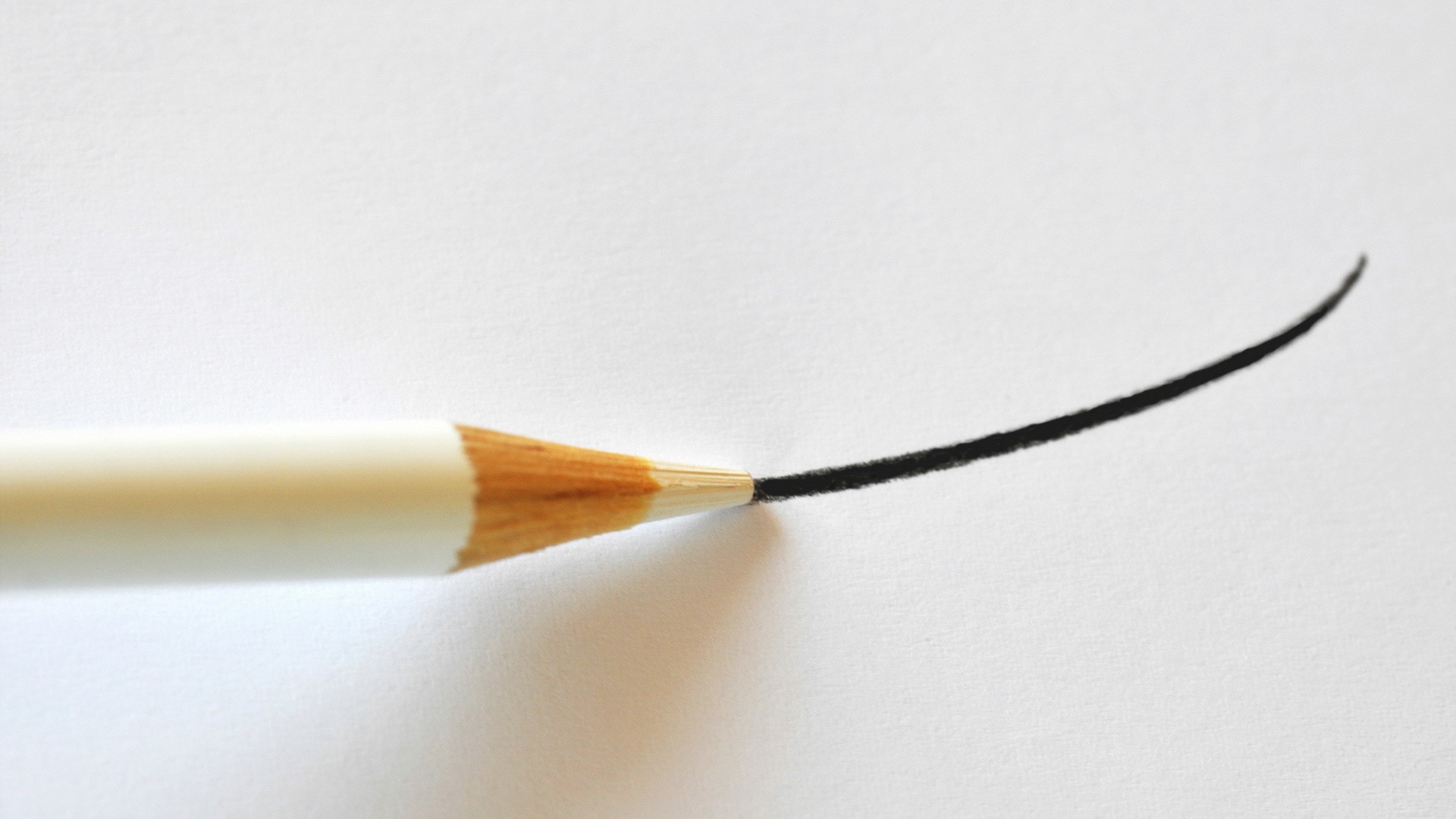 Белый карандаш рисует черную линию