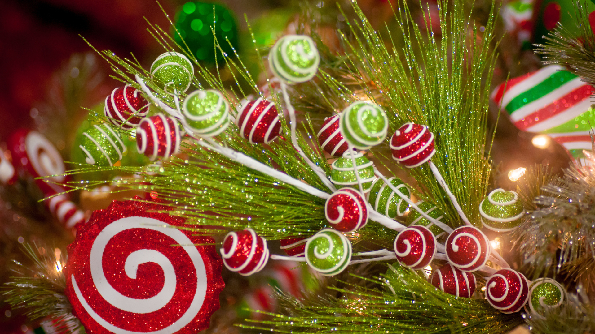 Декоративная ветка с игрушками