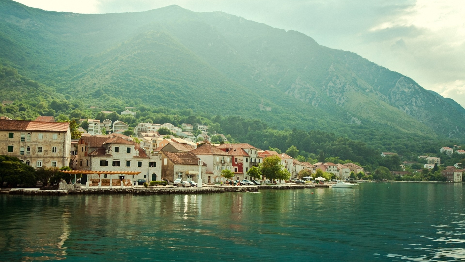 Небольшой старинный город на берегу у подножия горы