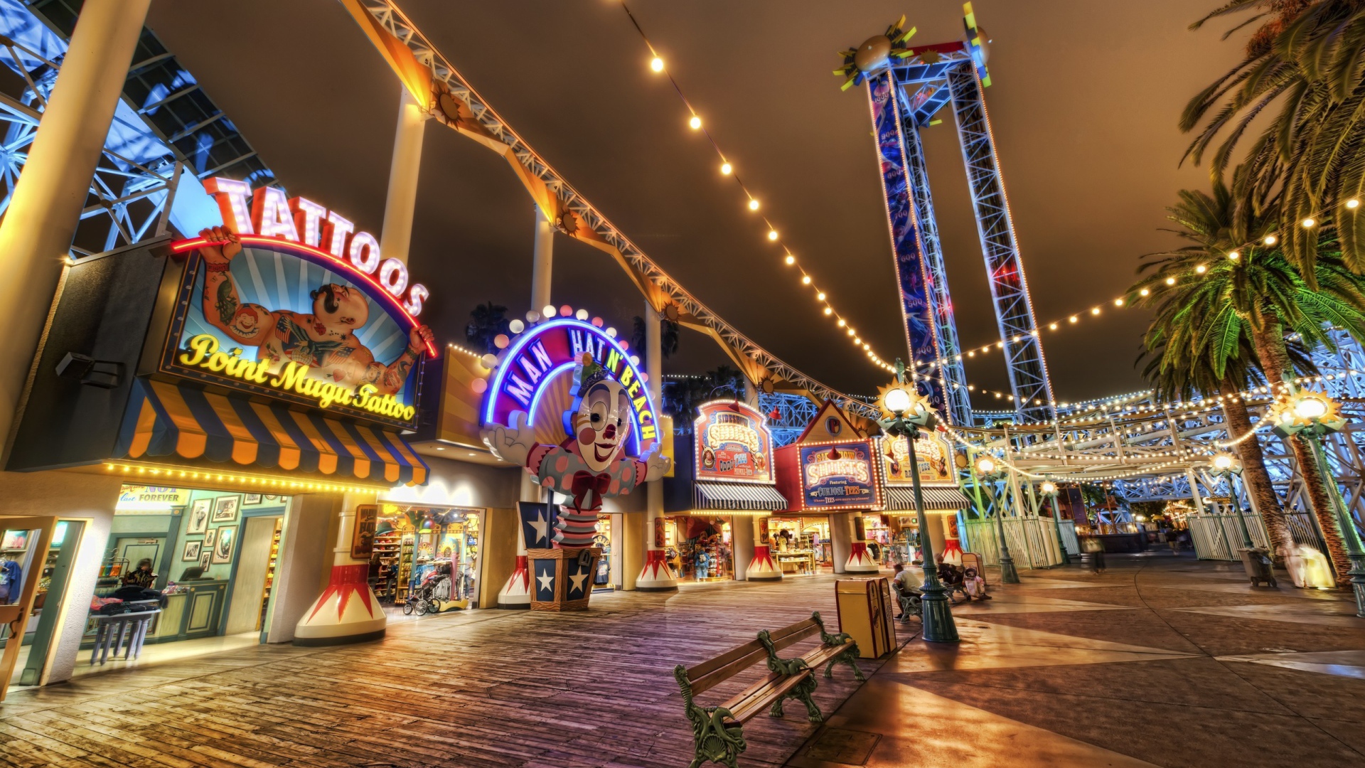 Аллея в парке развлечений