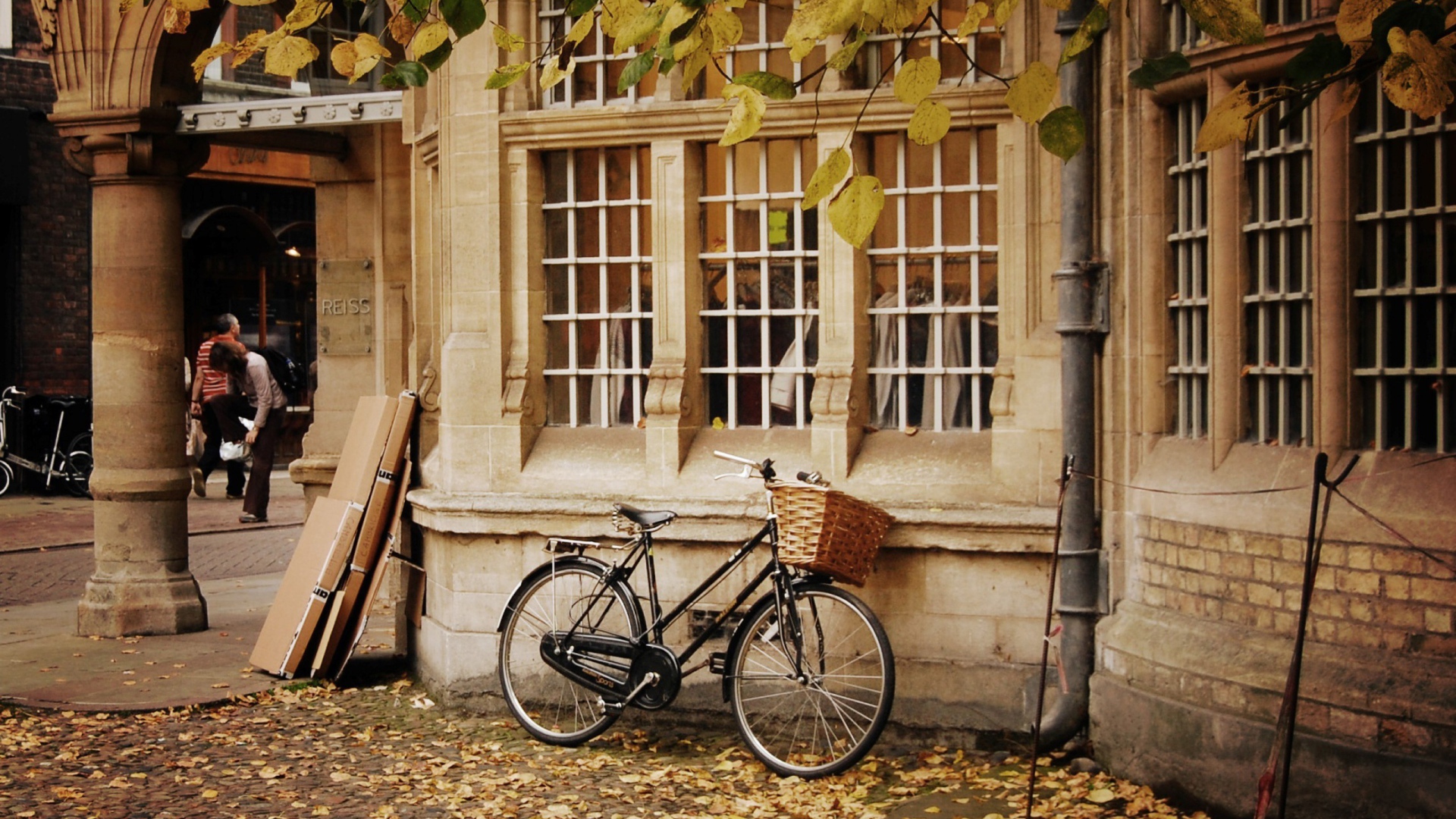 Велосипед с корзинкой у стены