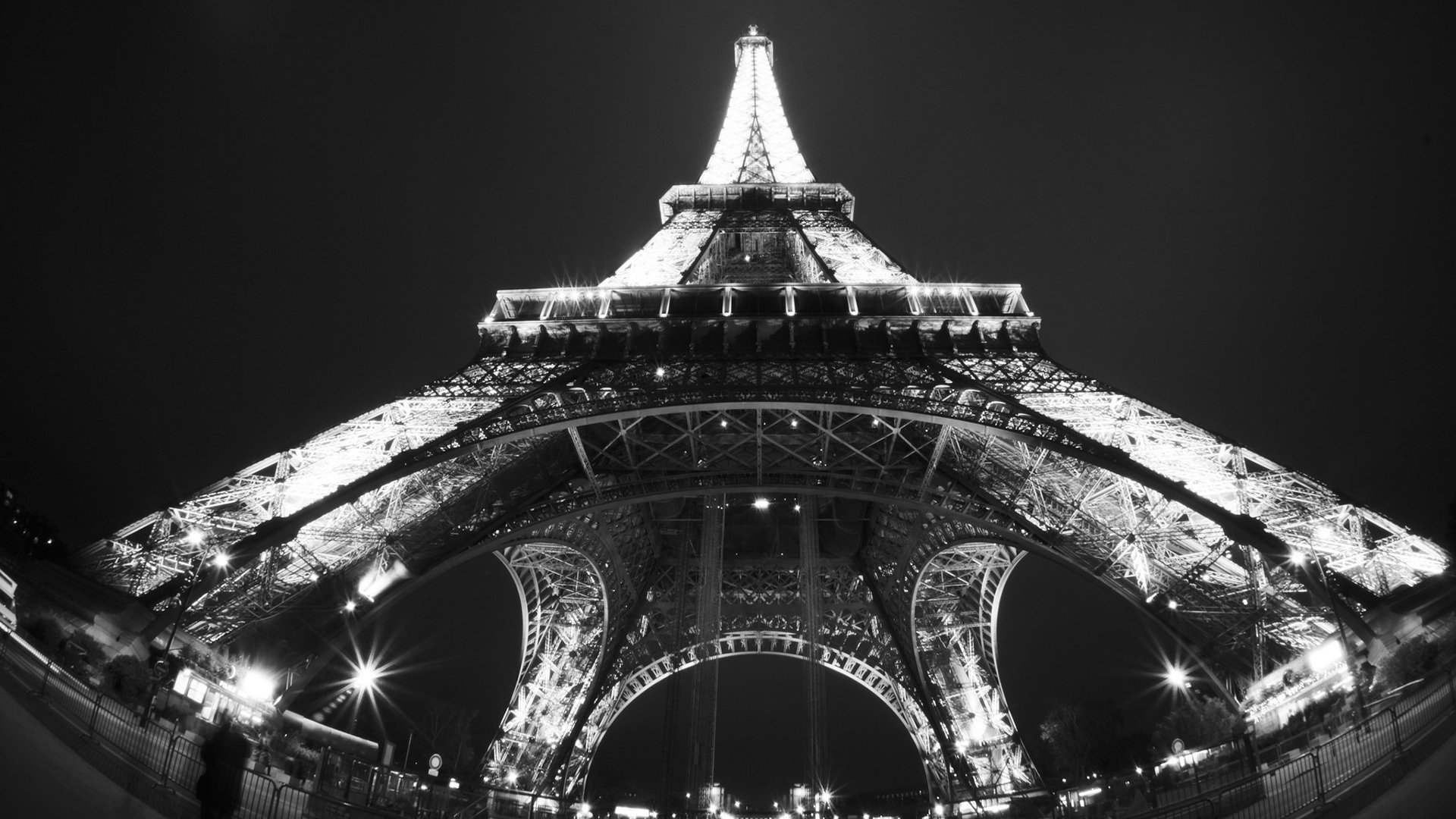 Черно белое фото Эйфелевой Башни