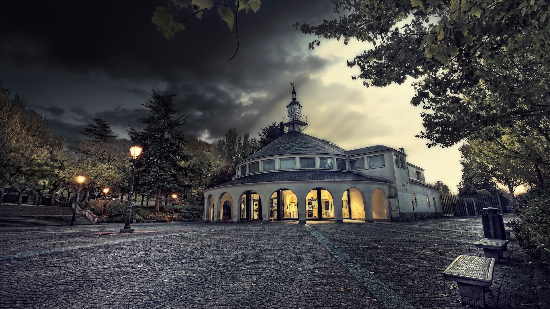 Здание с башней в парке