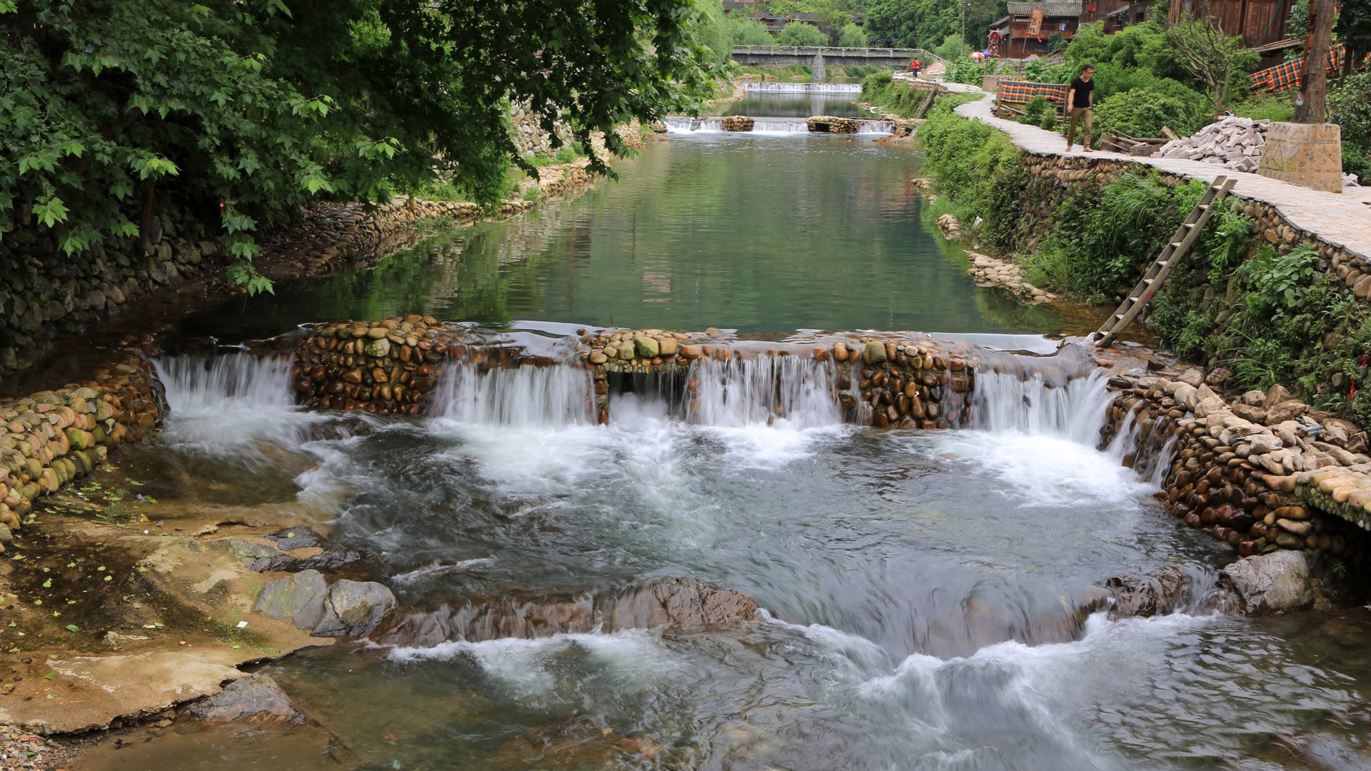 Спокойная река в городе
