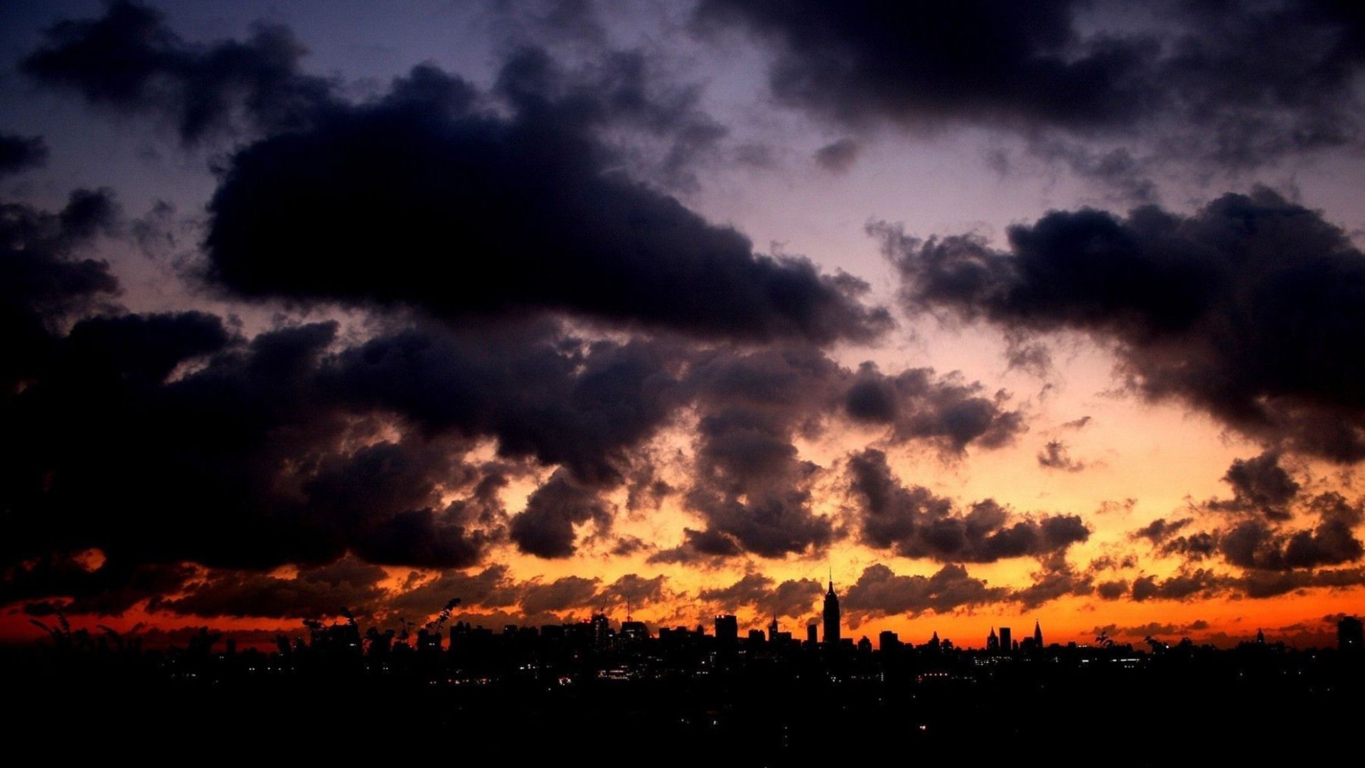 Темные облака над городом