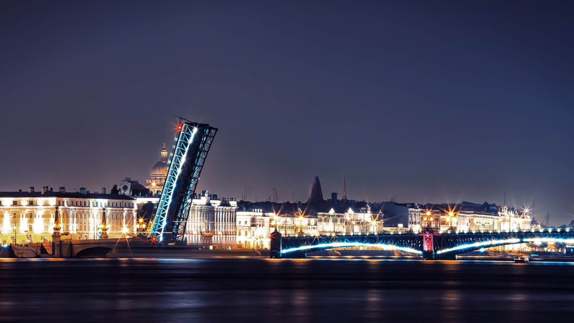 Разводной мост в ночном Санкт-Петербурге