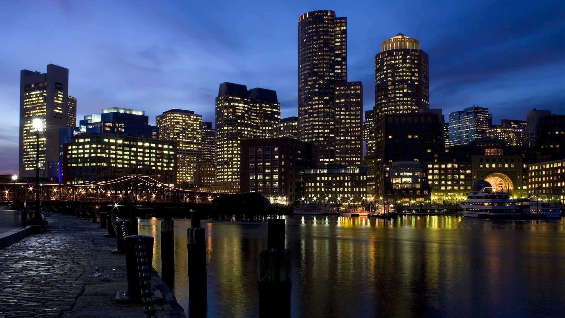 Набережная ночного города