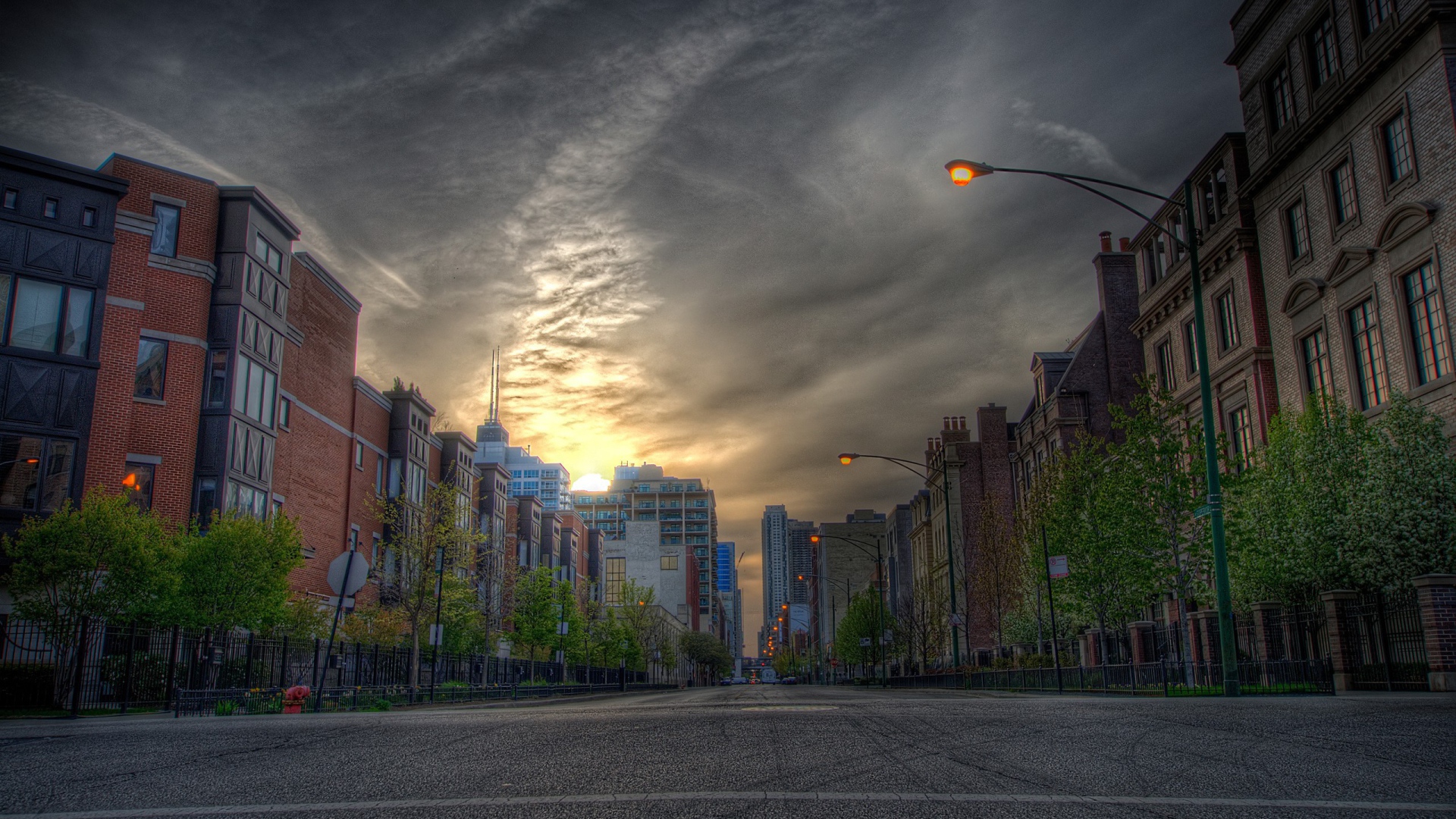 Совершенно пустая городская улица