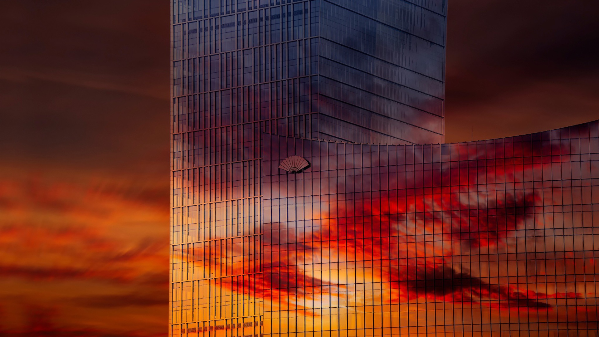 Зеркальный небоскреб в Китае