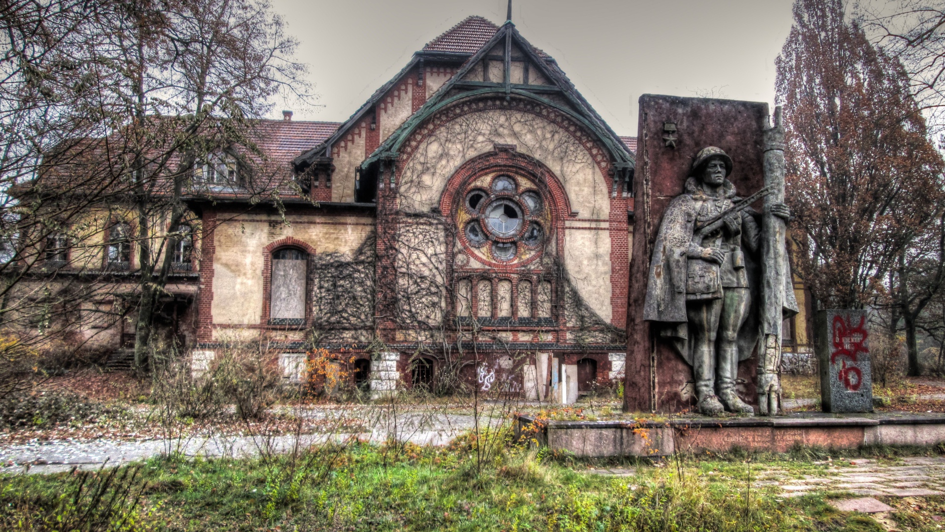 Памятник у заброшенной больницы, фото HDR