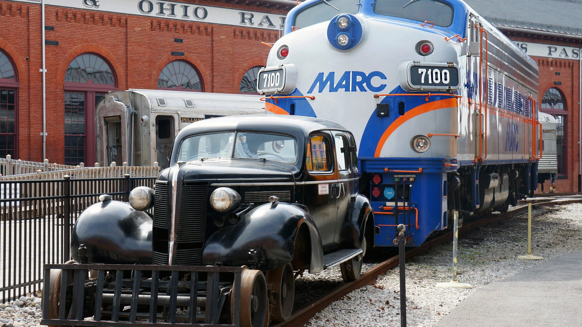 Ретро автомобиль и локомотив на рельсах