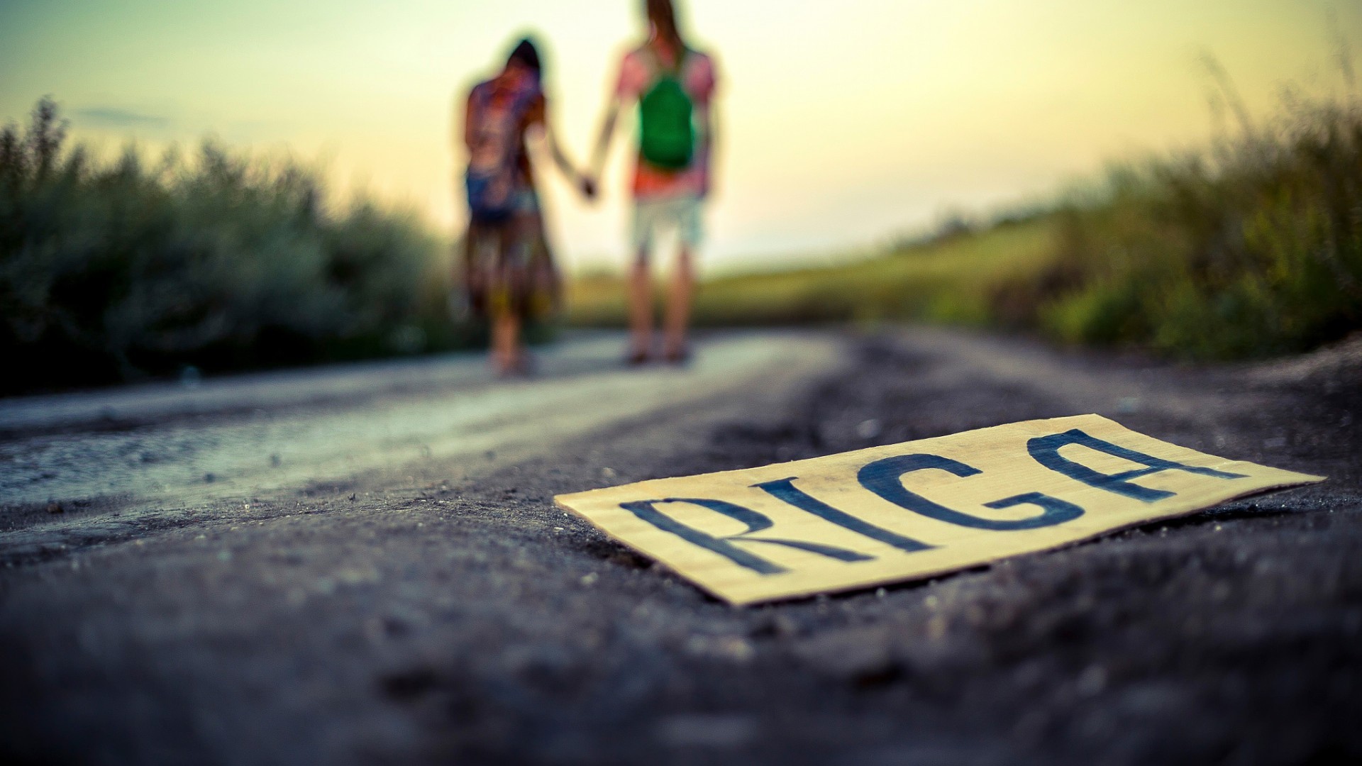 Знак Рига на обочине дороги