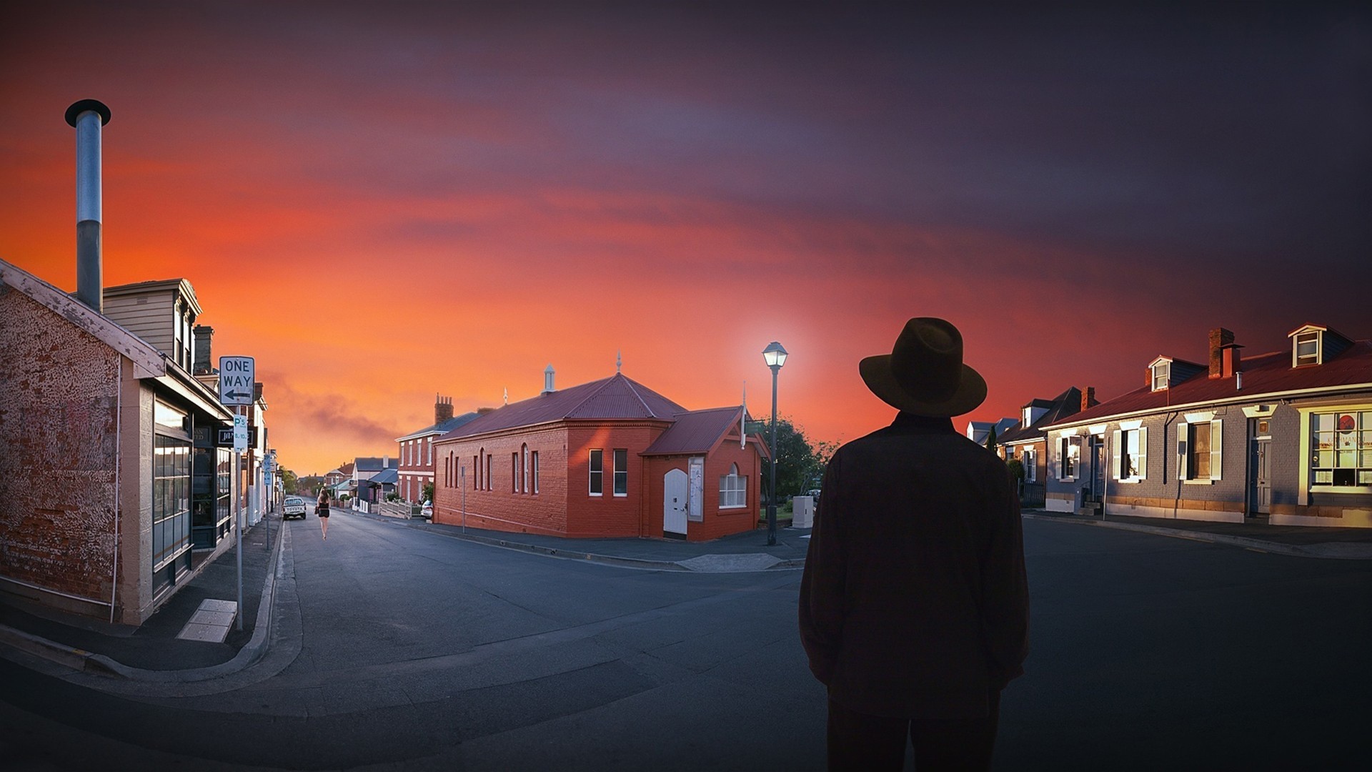 Силуэт мужчины на фоне городской улицы