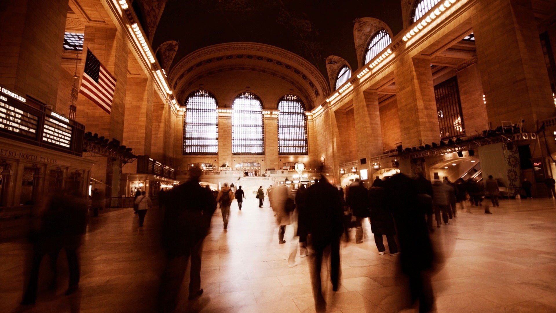 Силуэты прохожих на вокзале в Нью-Йорке