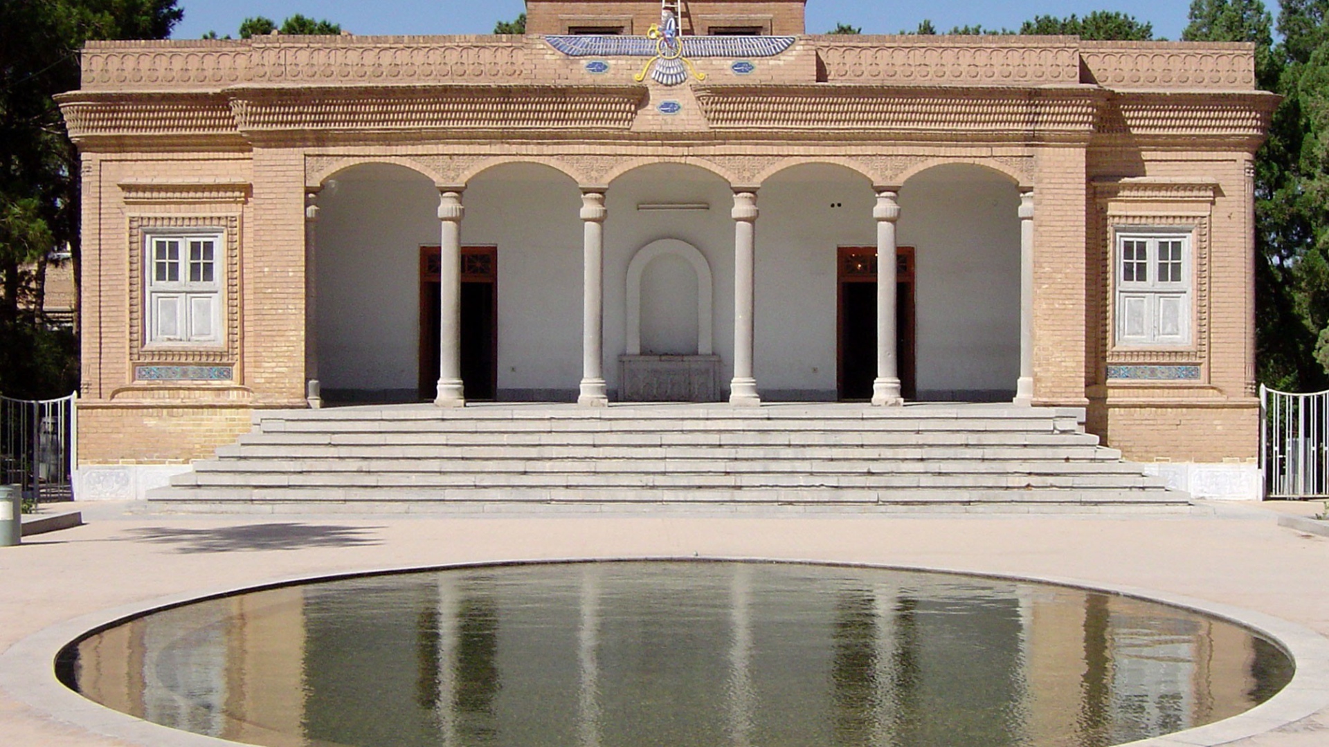 Бассейн во дворе, Иран