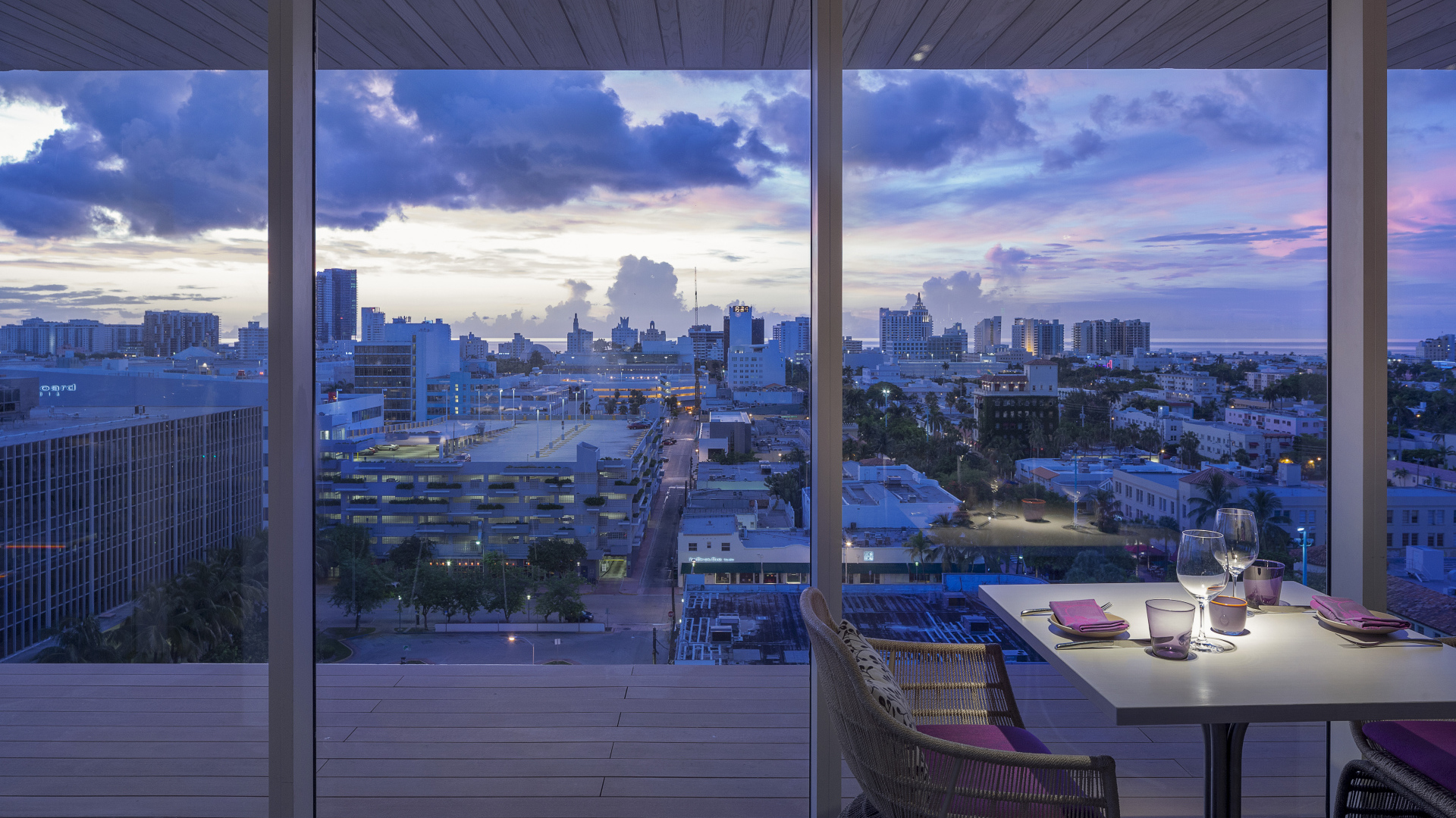 Город Майями из окна квартиры