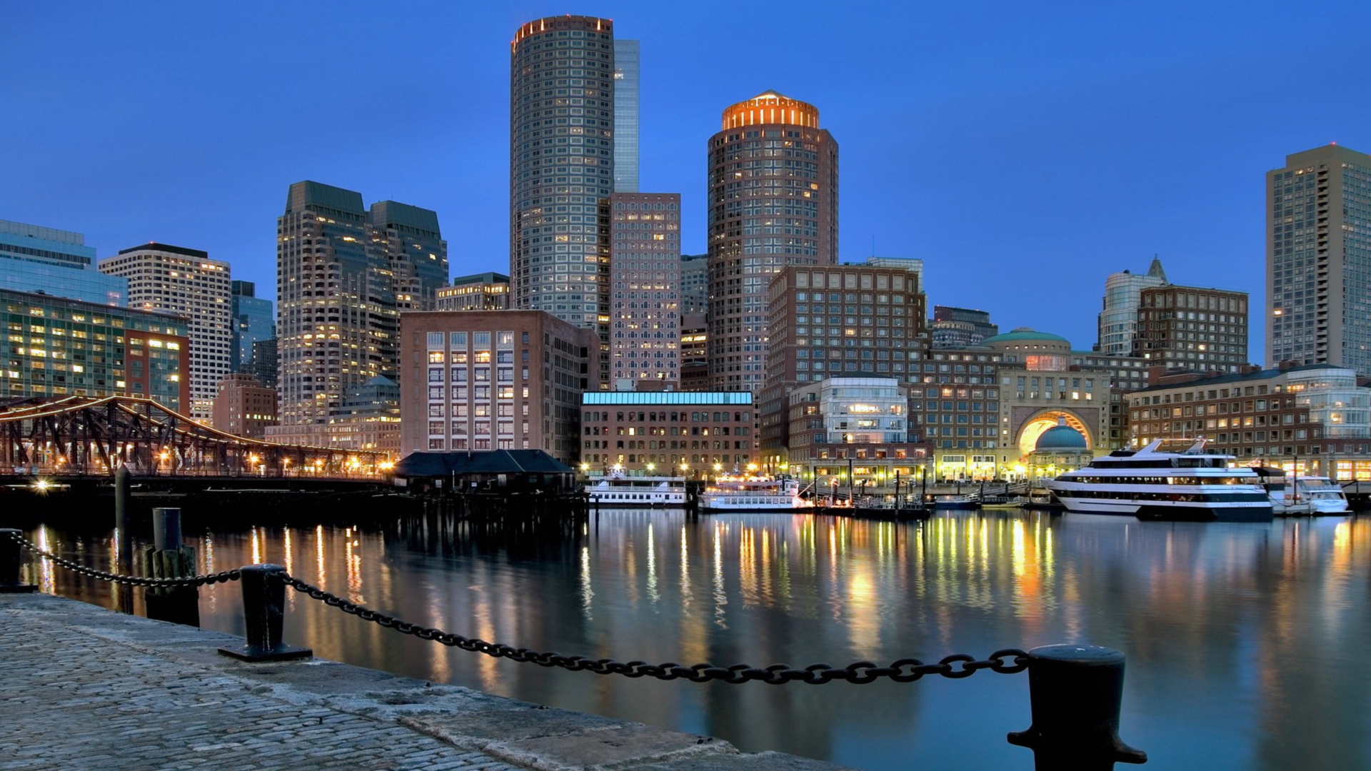 Первые вечерние огни города