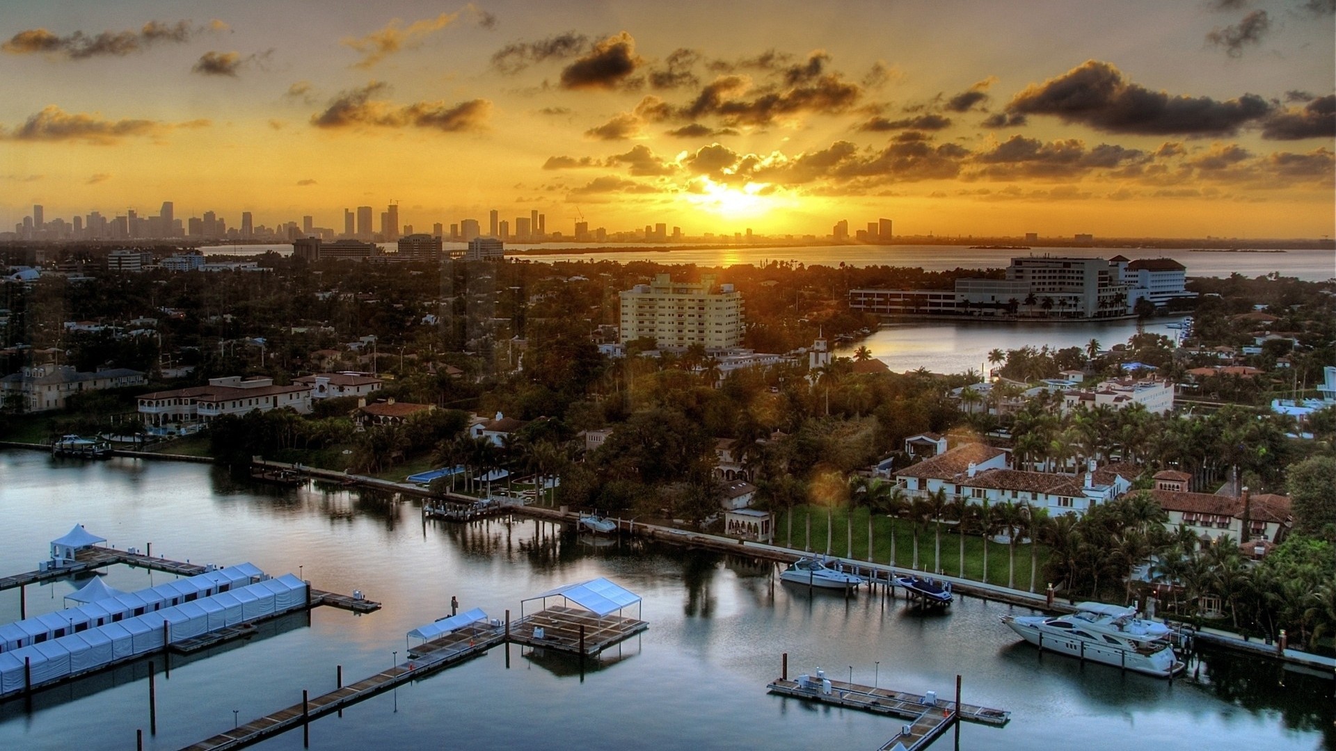 Спальный район города среди заливов