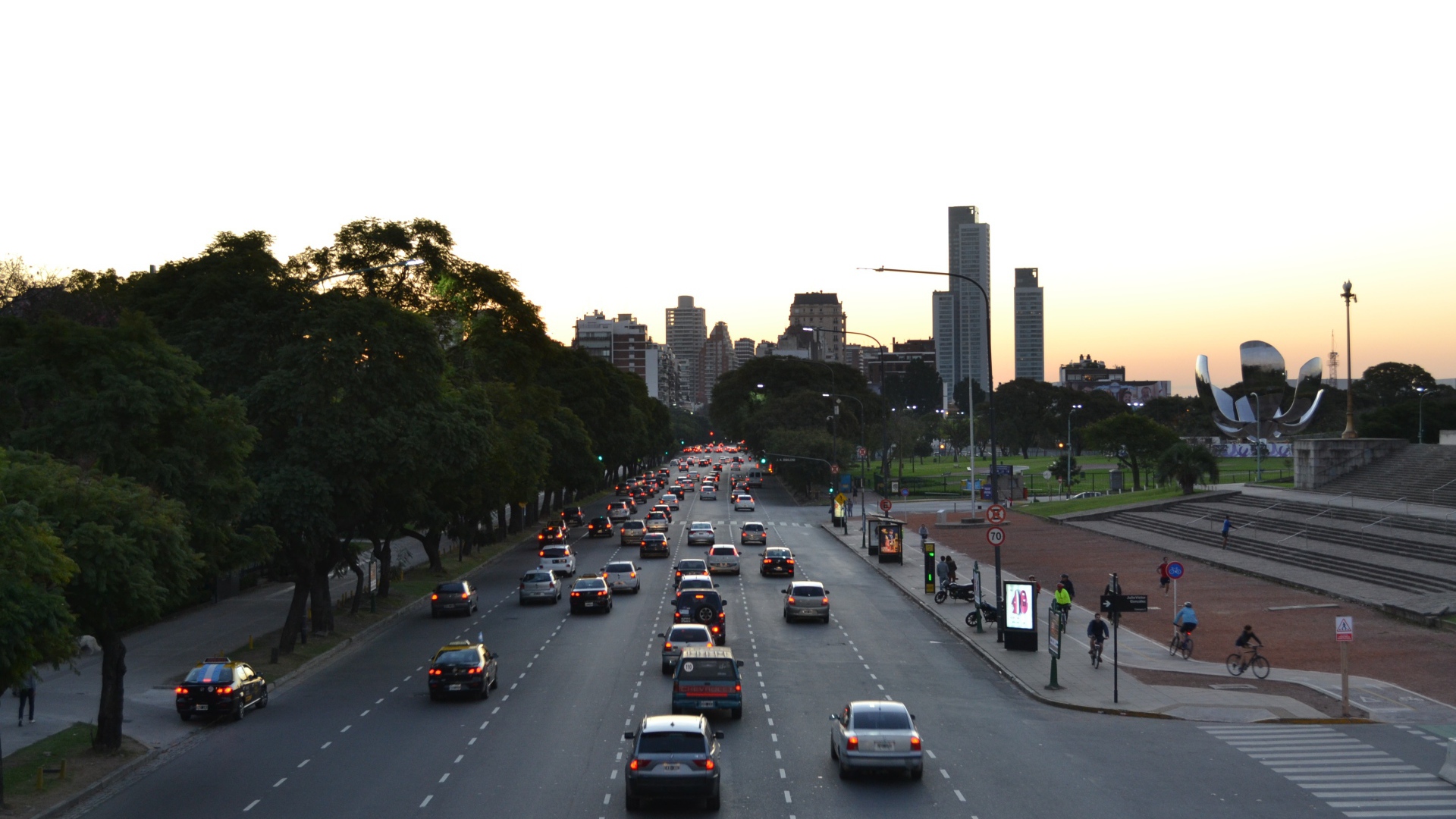 Движение на шоссе в Буэнос-Айресе