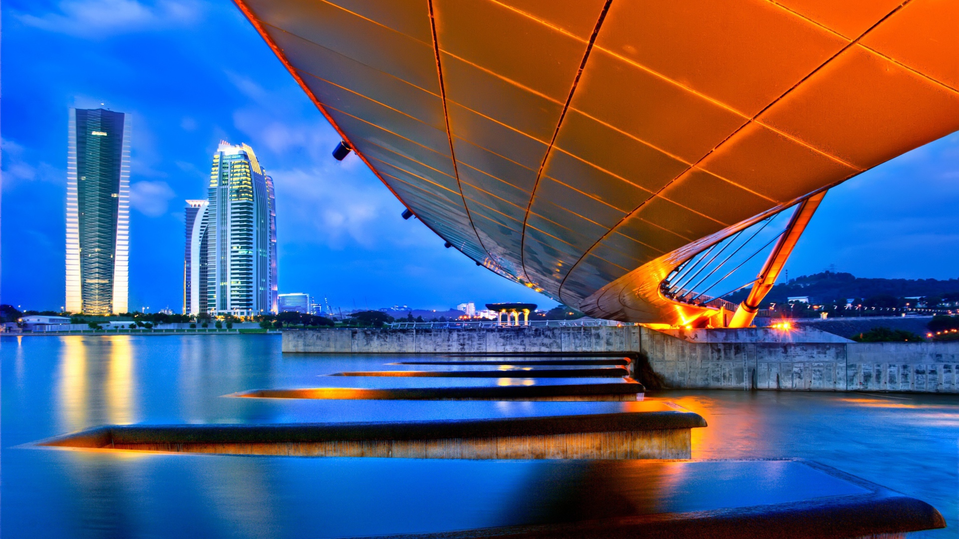 Перепад высот в реке в городе