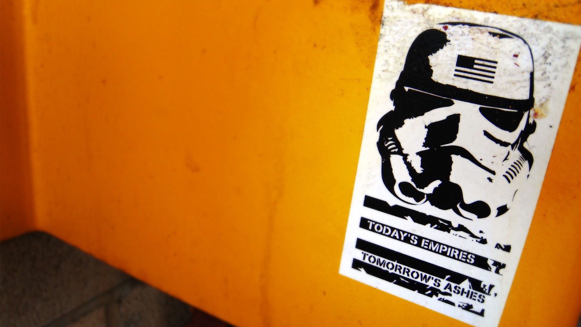 Плакат на оранжевой стене