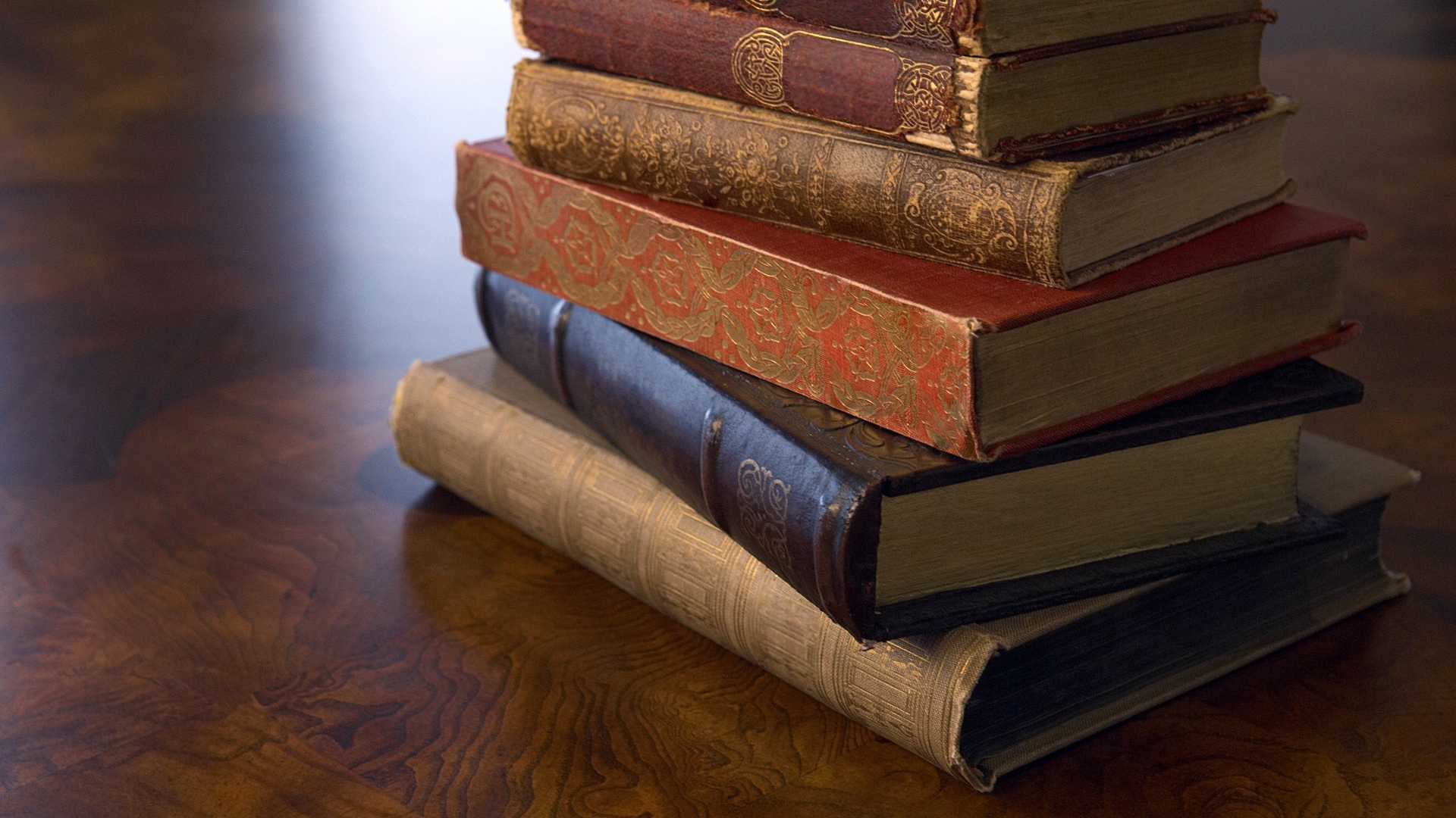 Стопка старинных книг на деревянной поверхности