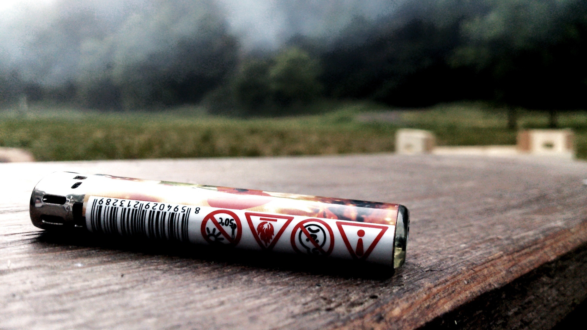 Баллончик зажигалки на доске