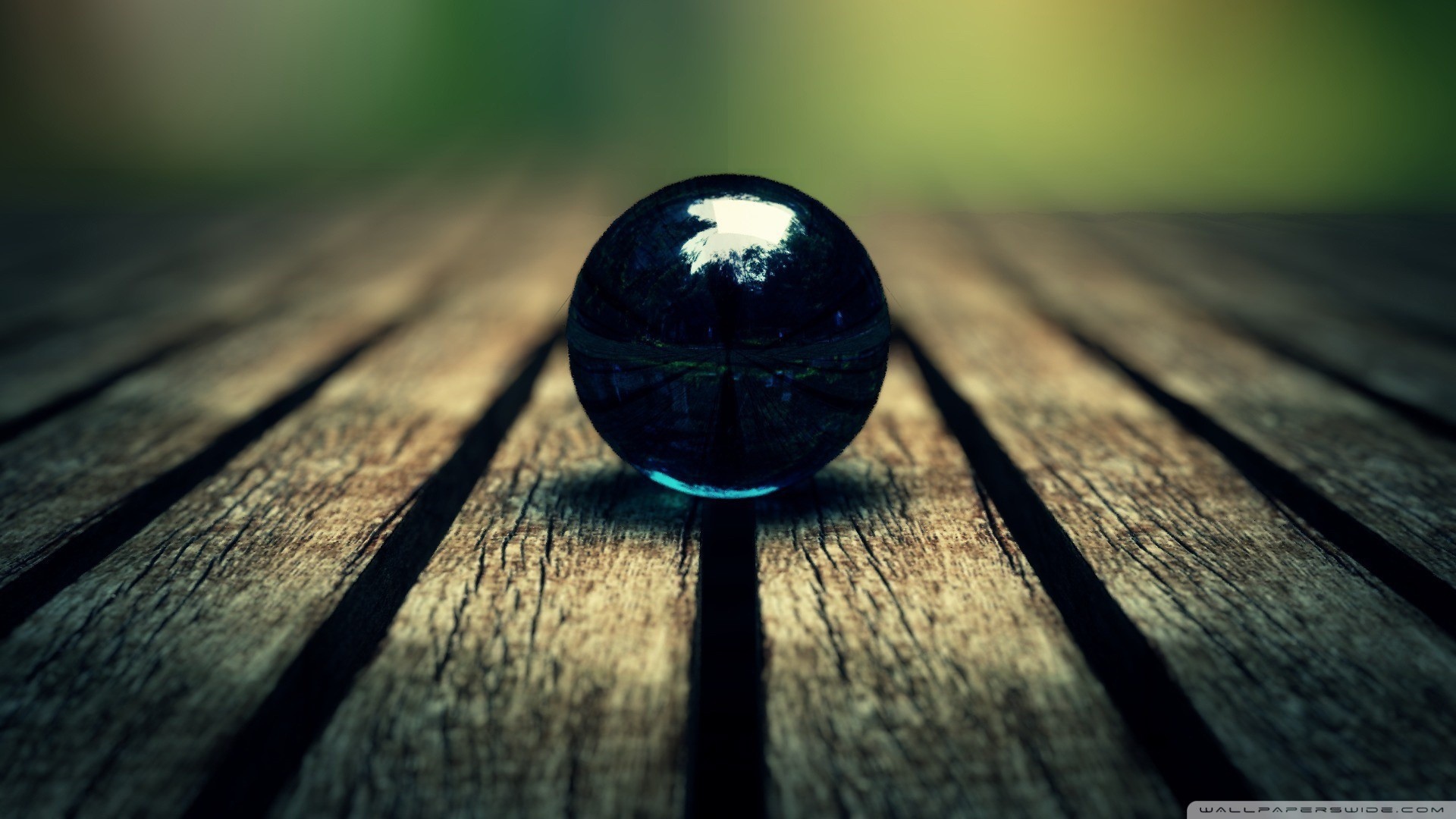 Черный зеркальный шар на досках