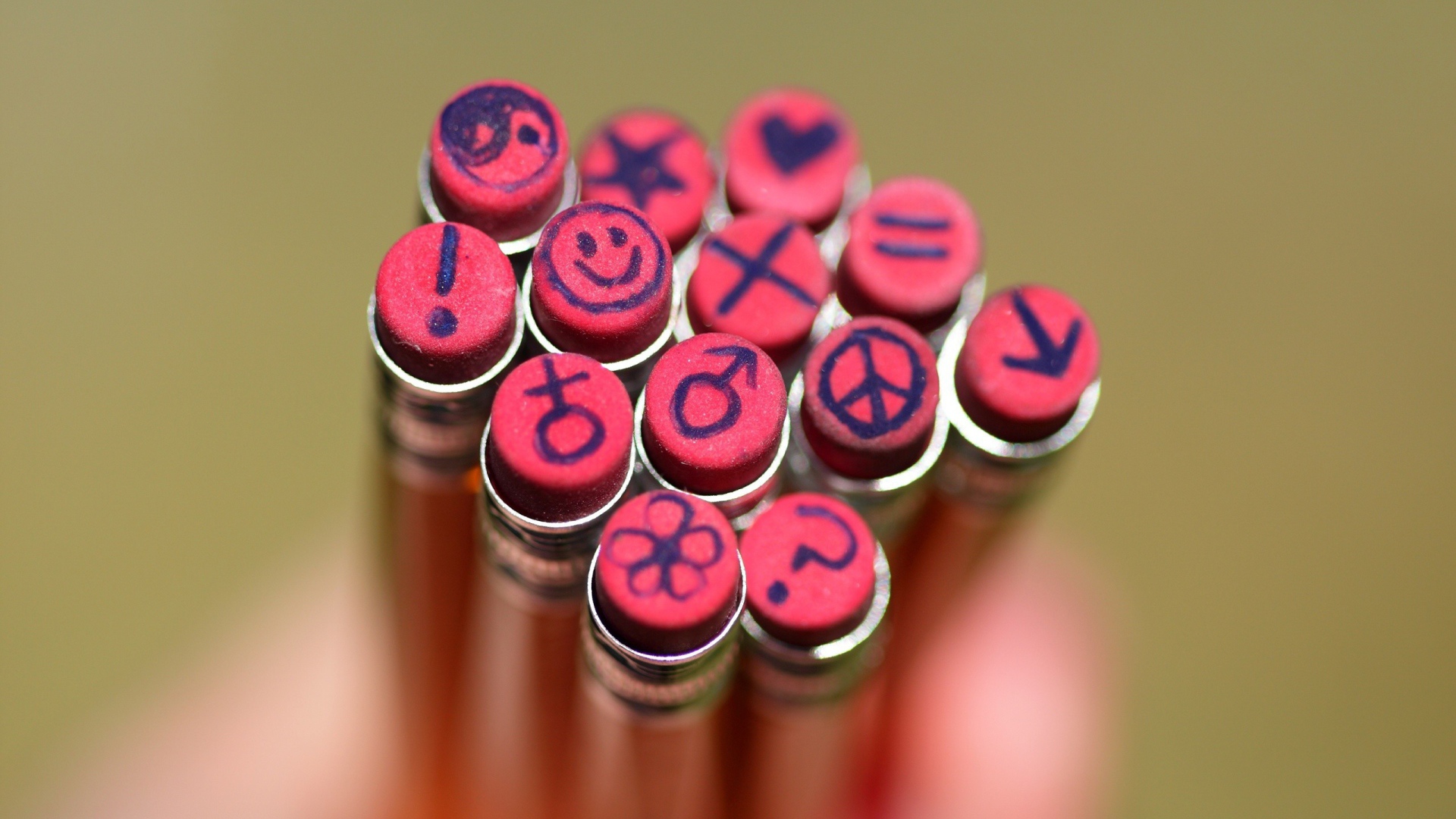 Рисунки на ластиках карандашей